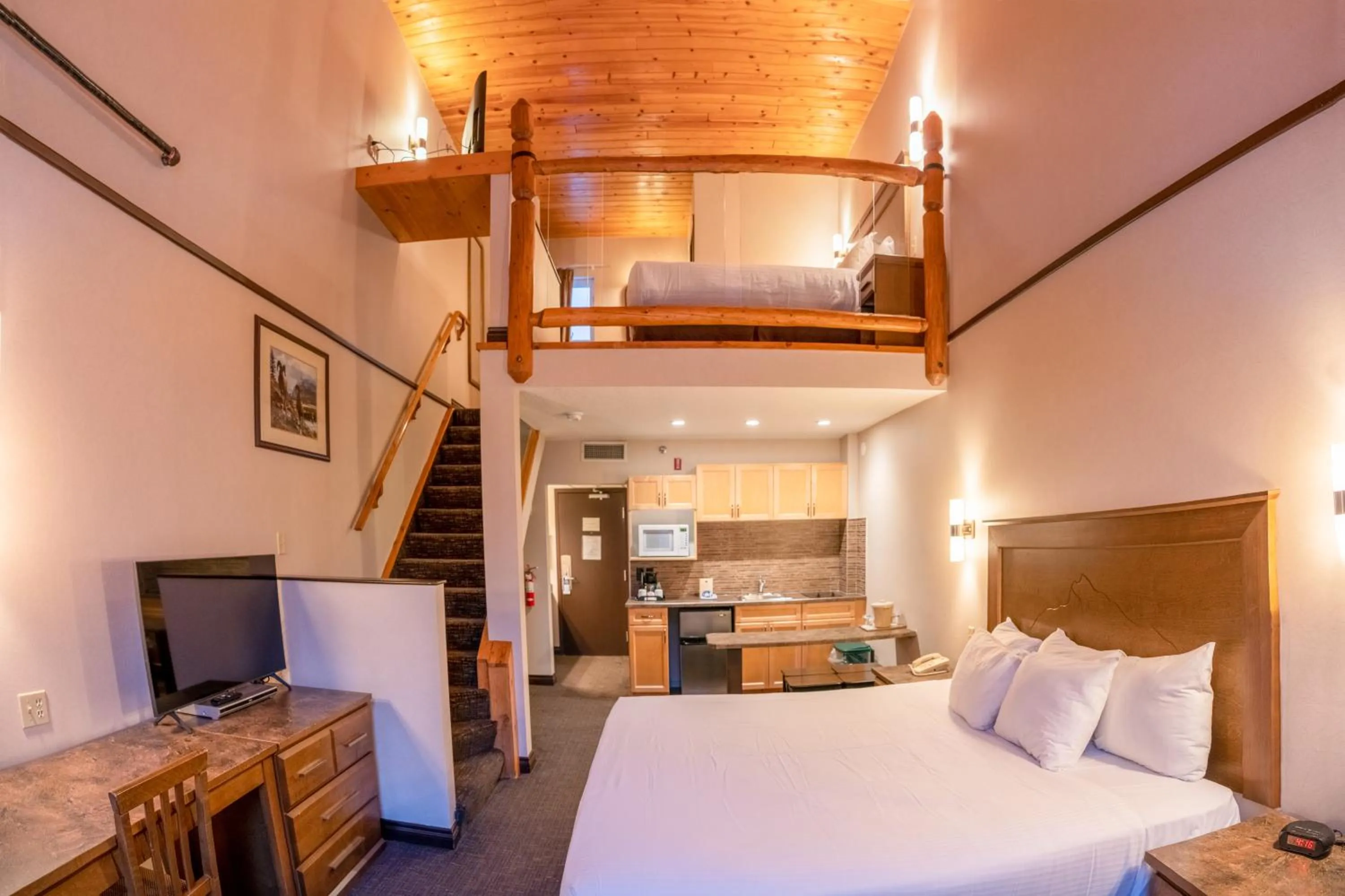 Photo of the whole room, Bed in The Rundlestone Lodge