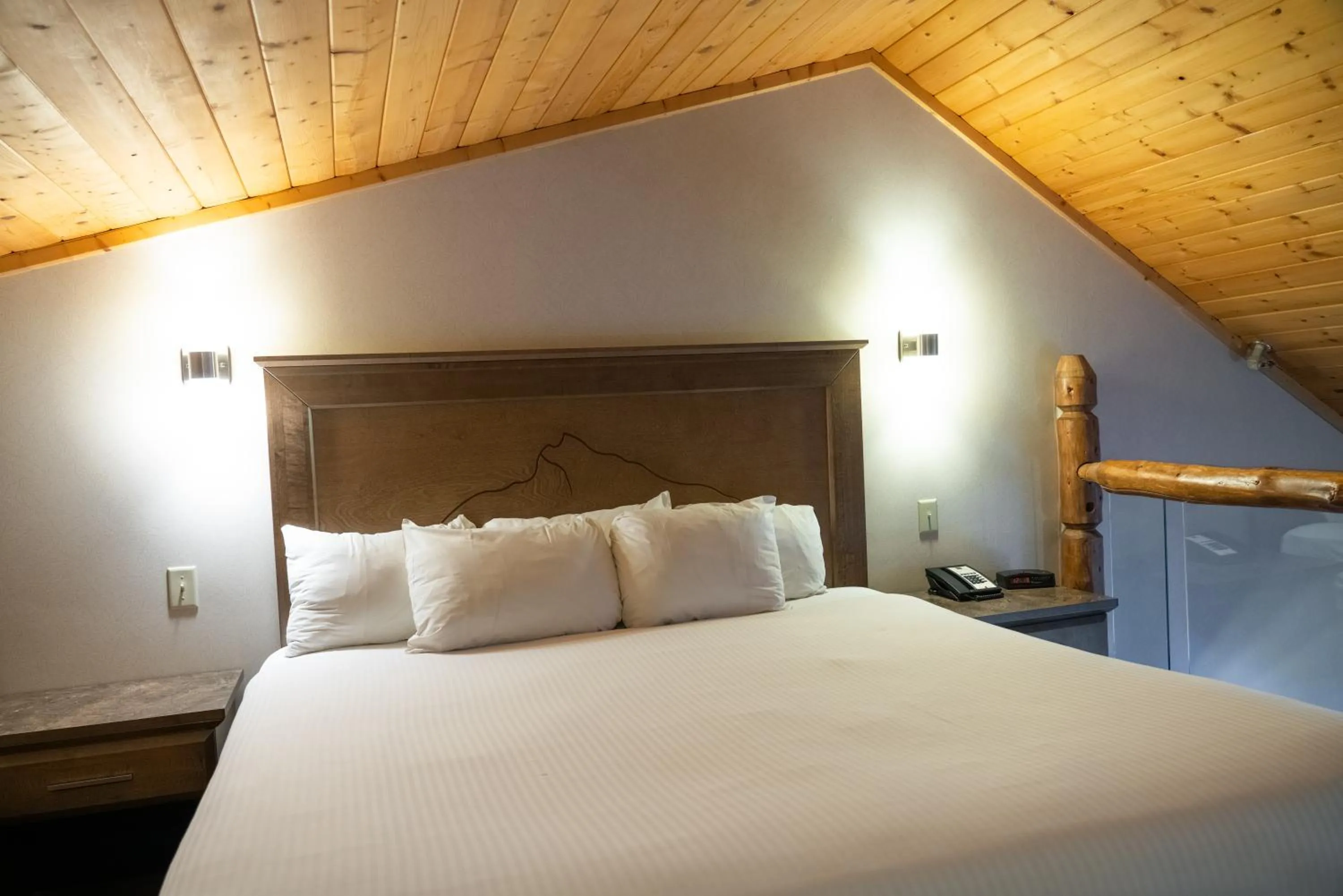 Bedroom, Bed in The Rundlestone Lodge