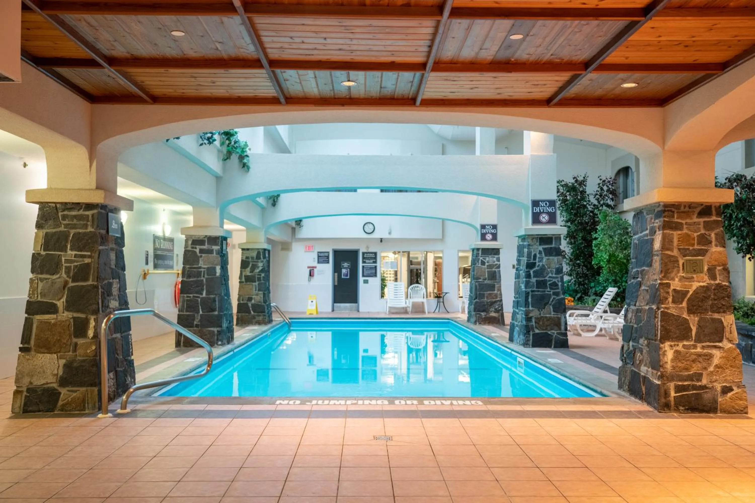 Swimming pool in The Rundlestone Lodge