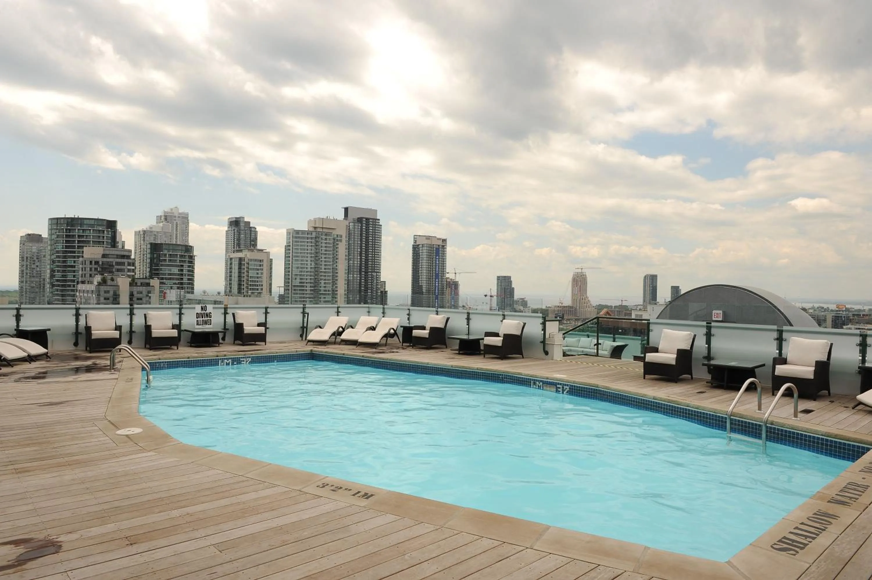Swimming pool in Hyatt Regency Toronto