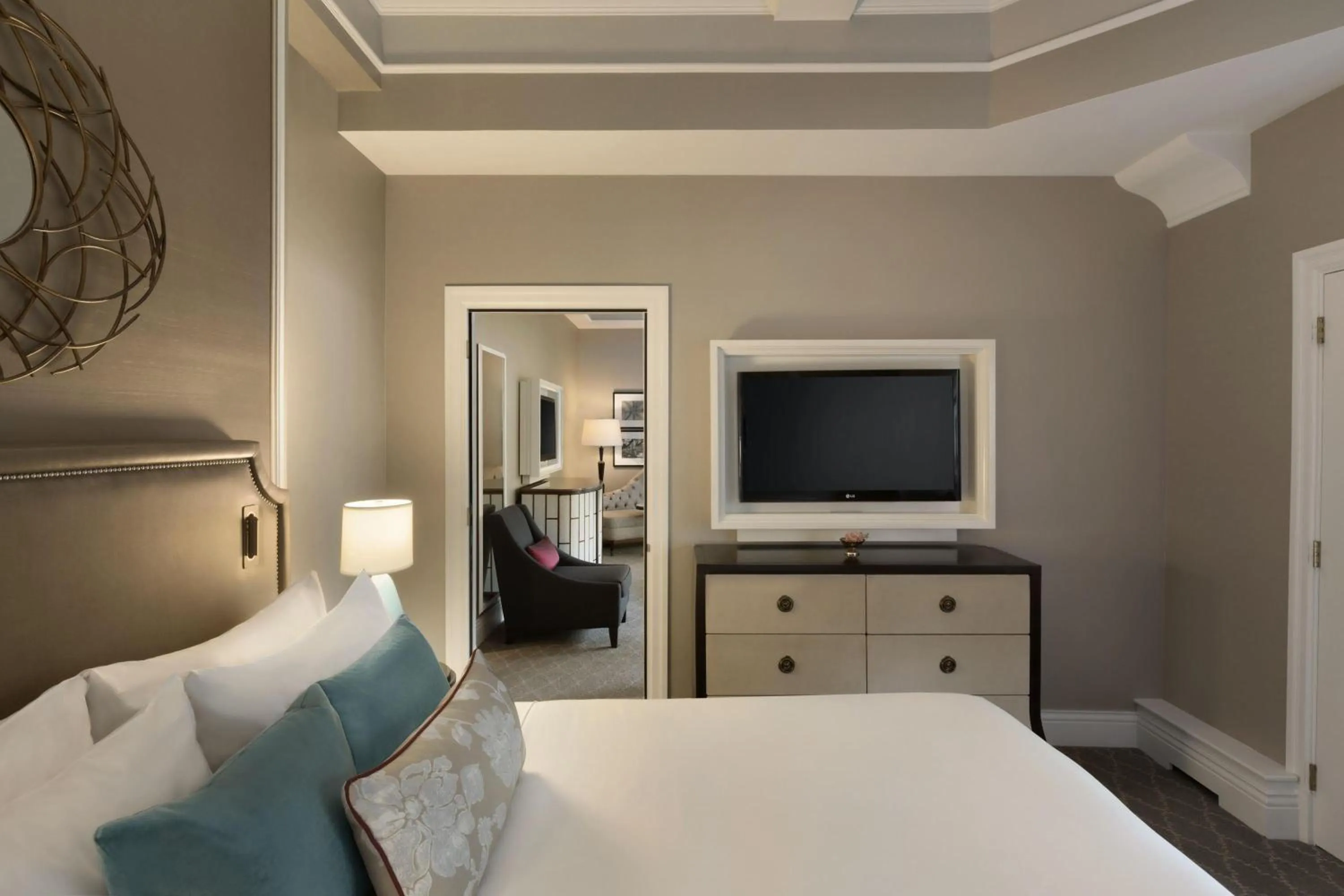 Bedroom, Bed in Fairmont Le Chateau Frontenac