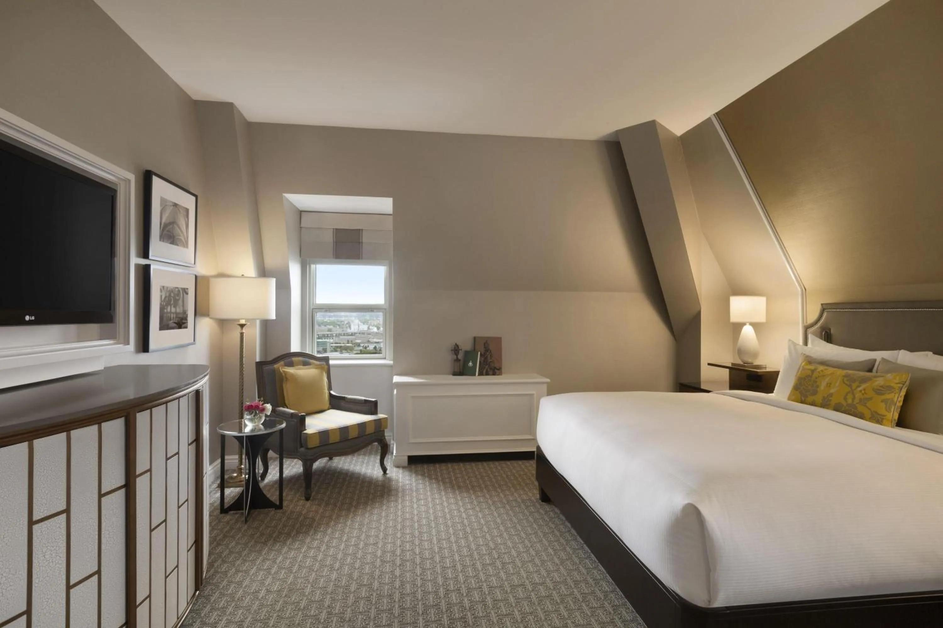 Bedroom, Bed in Fairmont Le Chateau Frontenac