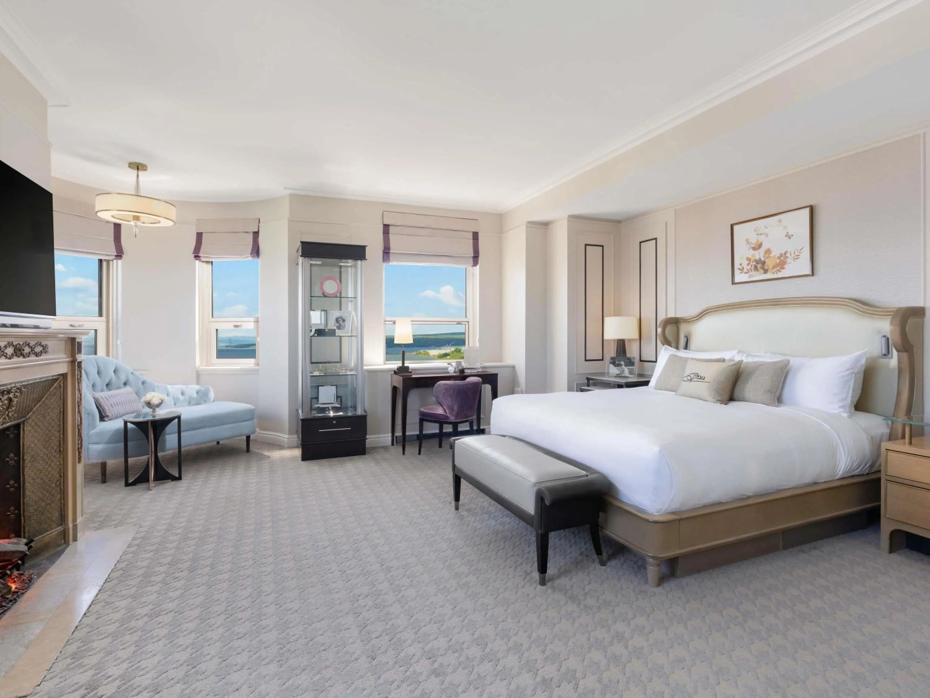 Bedroom, Bed in Fairmont Le Chateau Frontenac