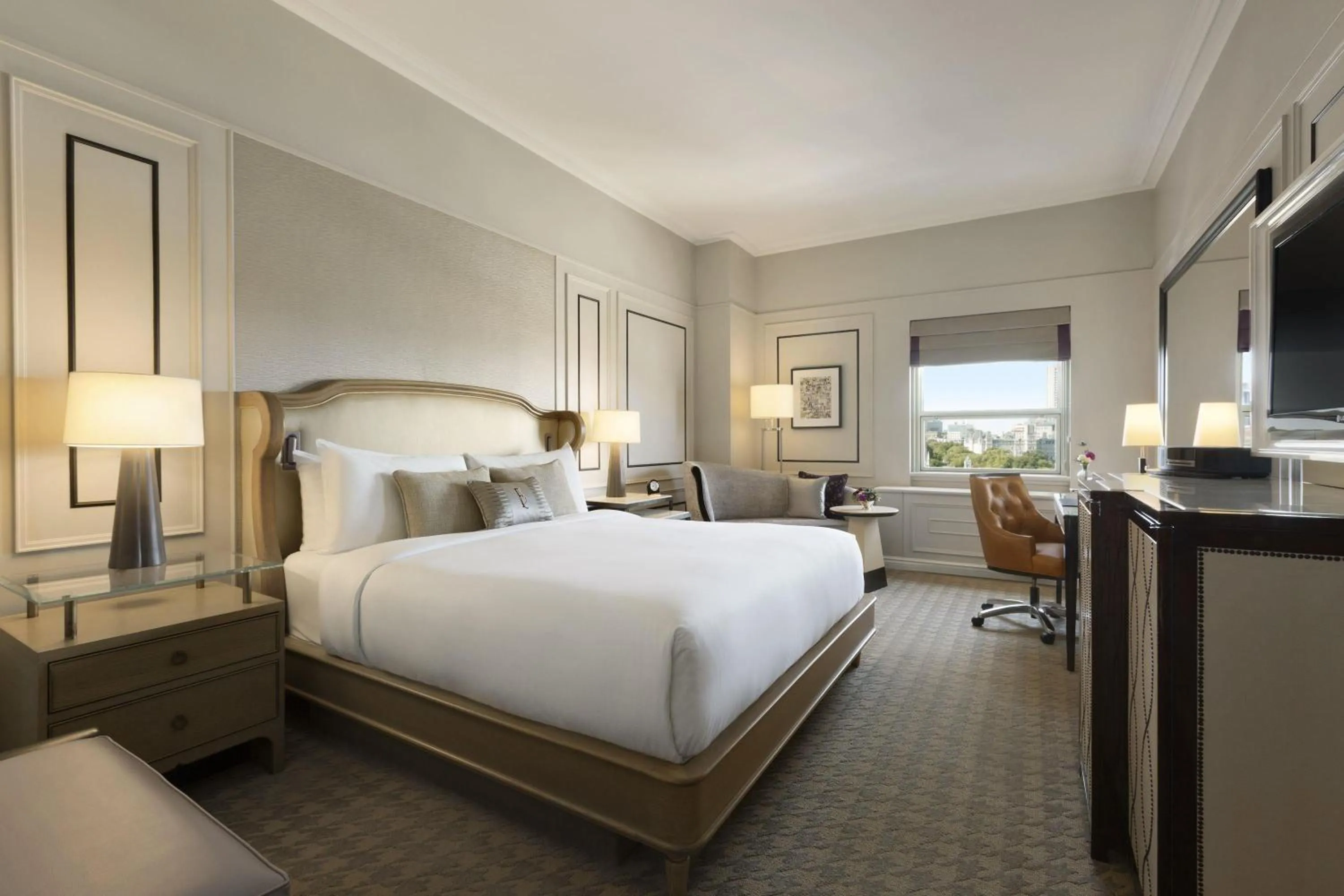 Photo of the whole room, Bed in Fairmont Le Chateau Frontenac