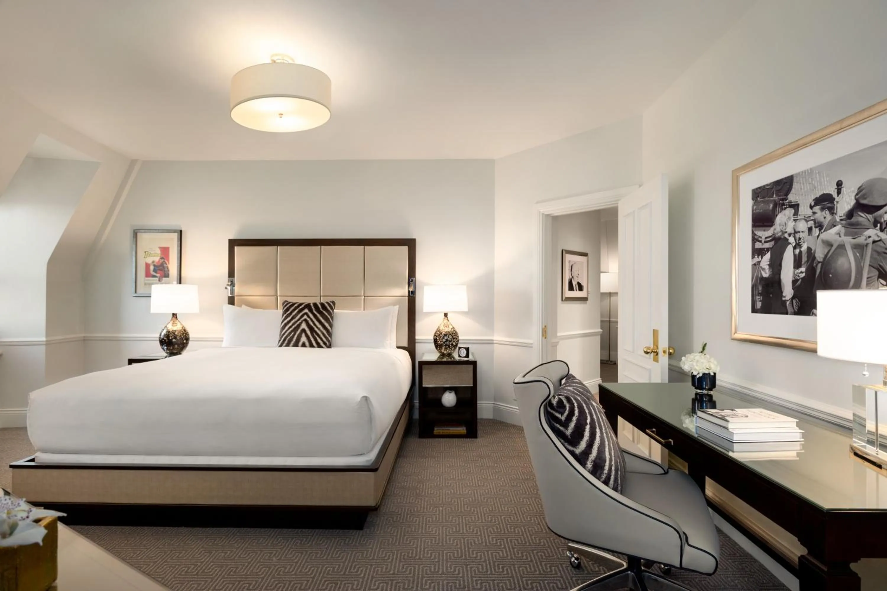 Photo of the whole room, Bed in Fairmont Le Chateau Frontenac