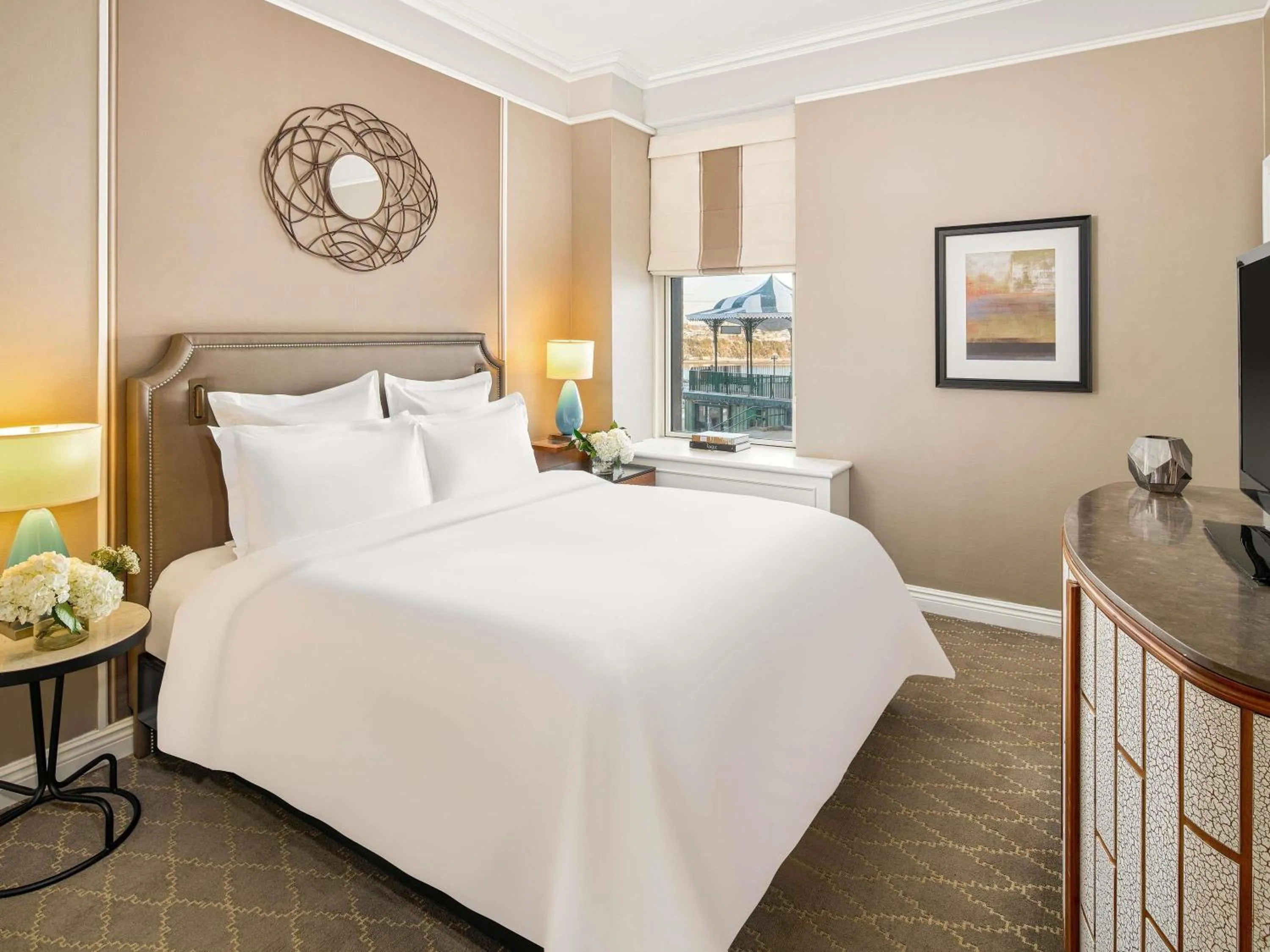 Bedroom, Bed in Fairmont Le Chateau Frontenac