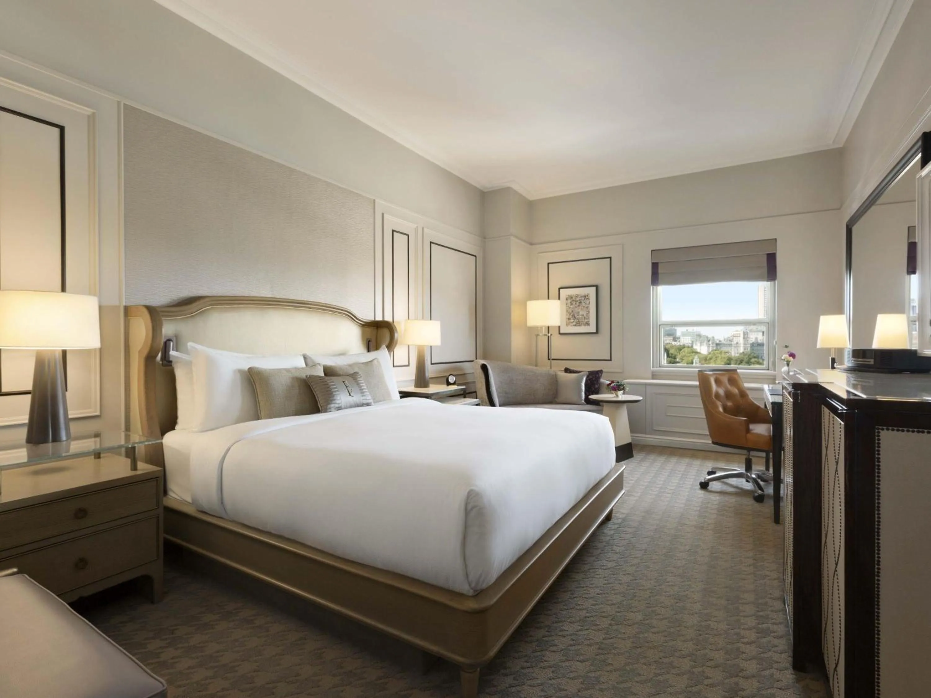 Bedroom, Bed in Fairmont Le Chateau Frontenac