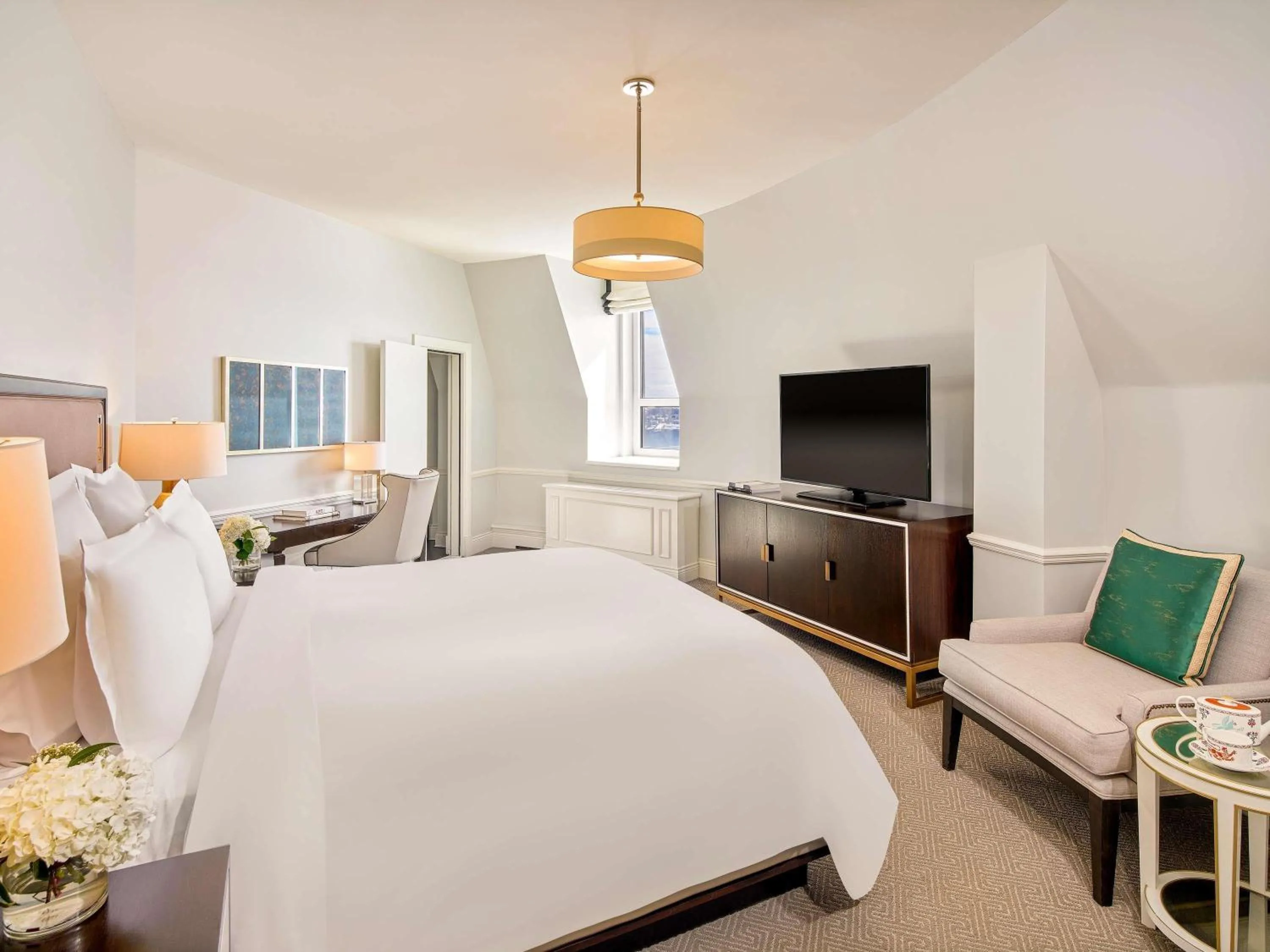 Bedroom, Bed in Fairmont Le Chateau Frontenac