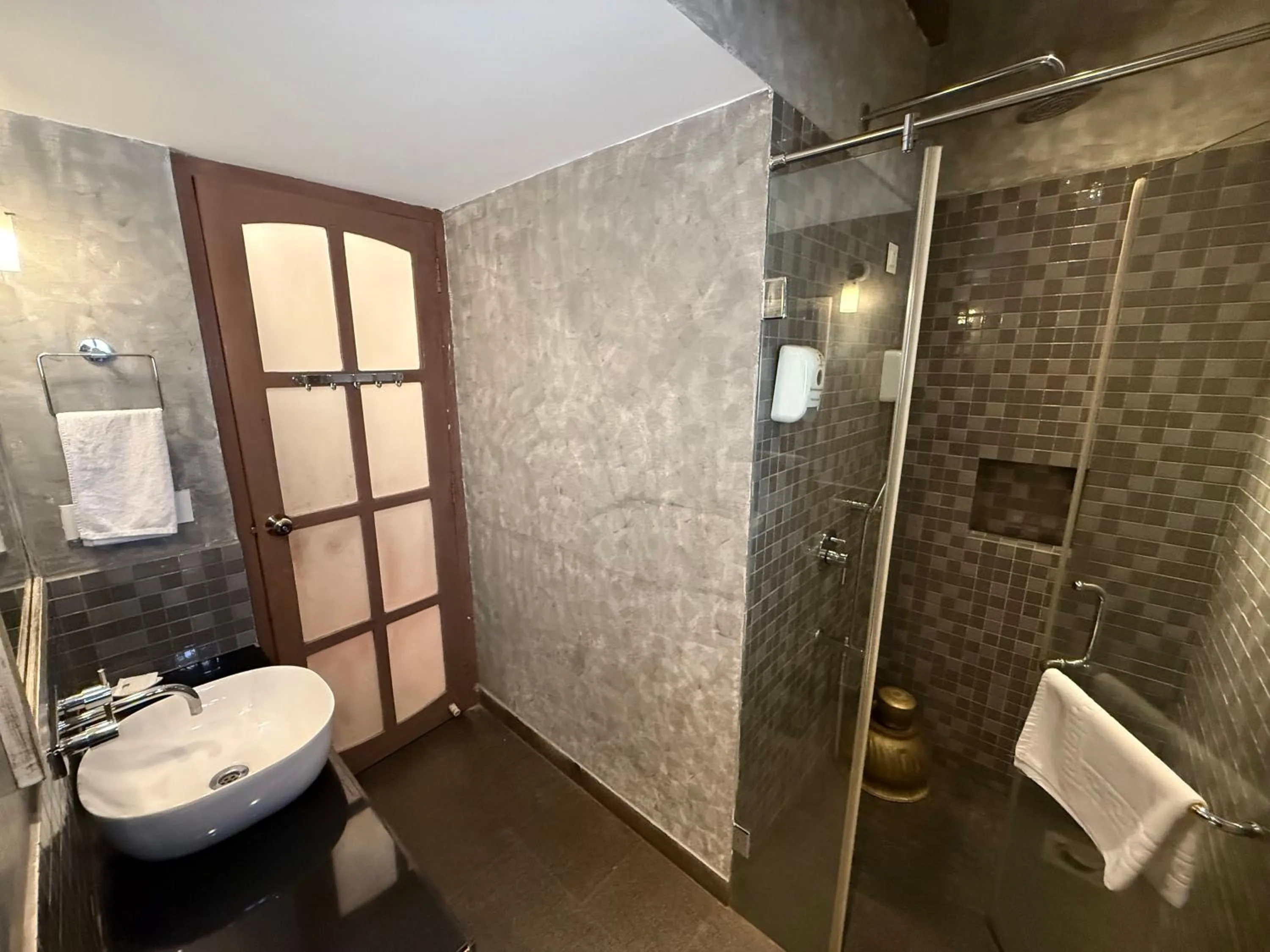 Bathroom in Lar Amorosa Boutique Hotel - Goa