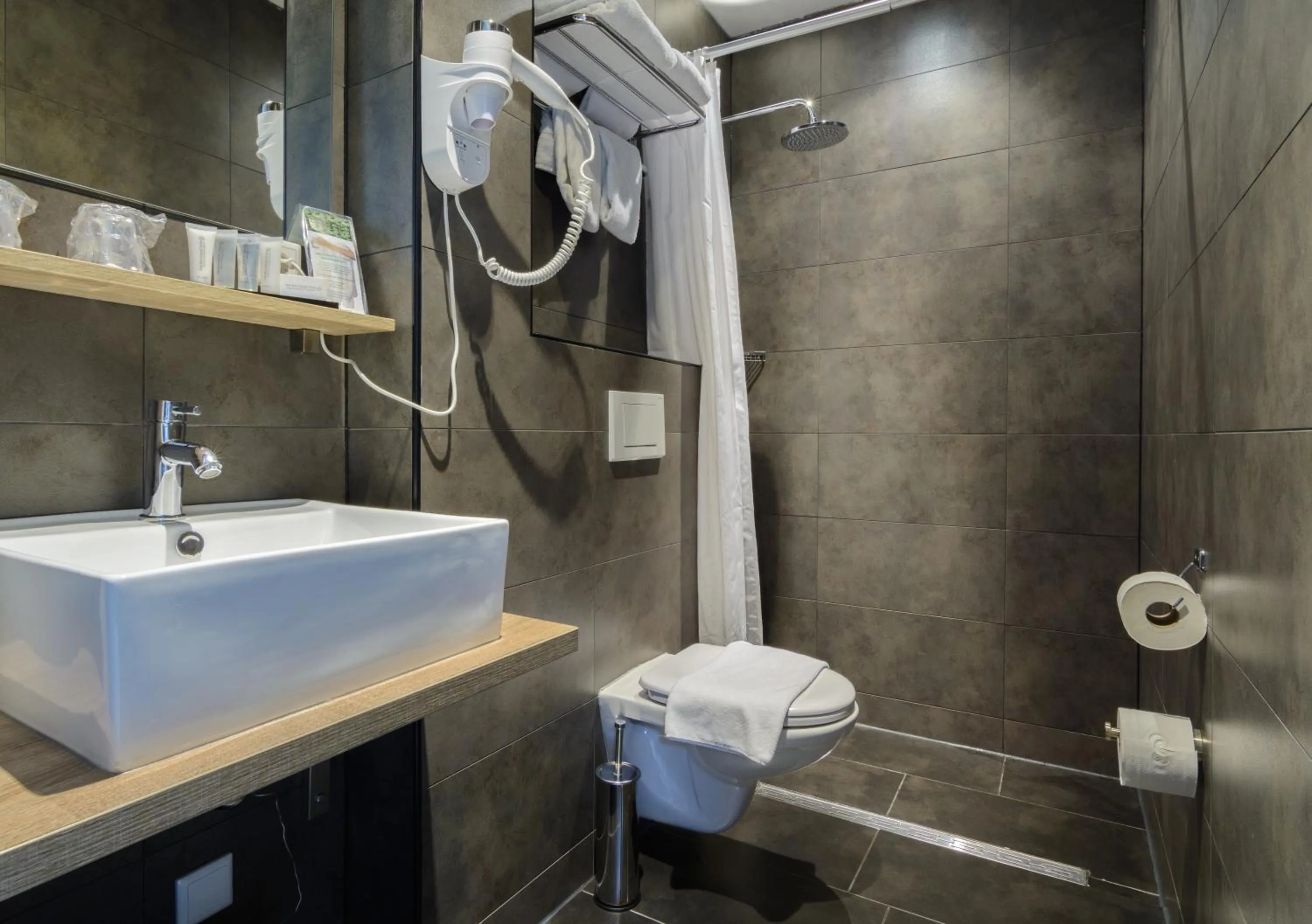 Shower in Camp-Inn Hotel