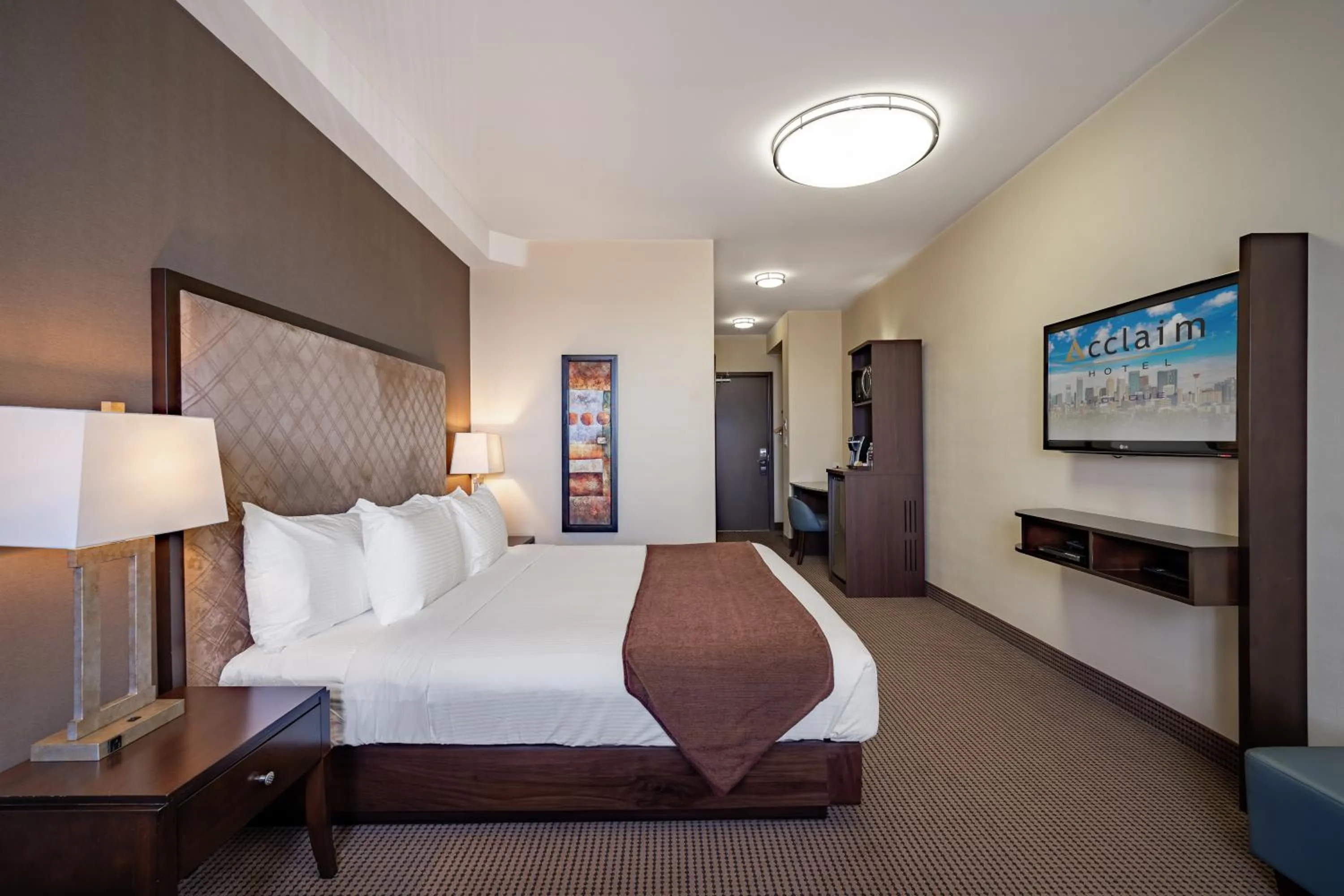 Photo of the whole room, Bed in Acclaim Hotel by CLIQUE