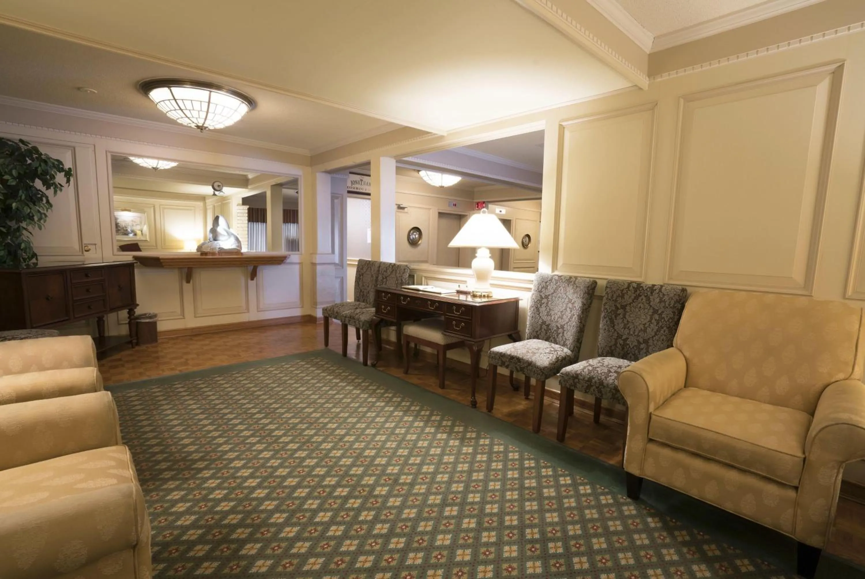 Lobby or reception in Royal Scot Hotel & Suites, Trademark Collection by Wyndham