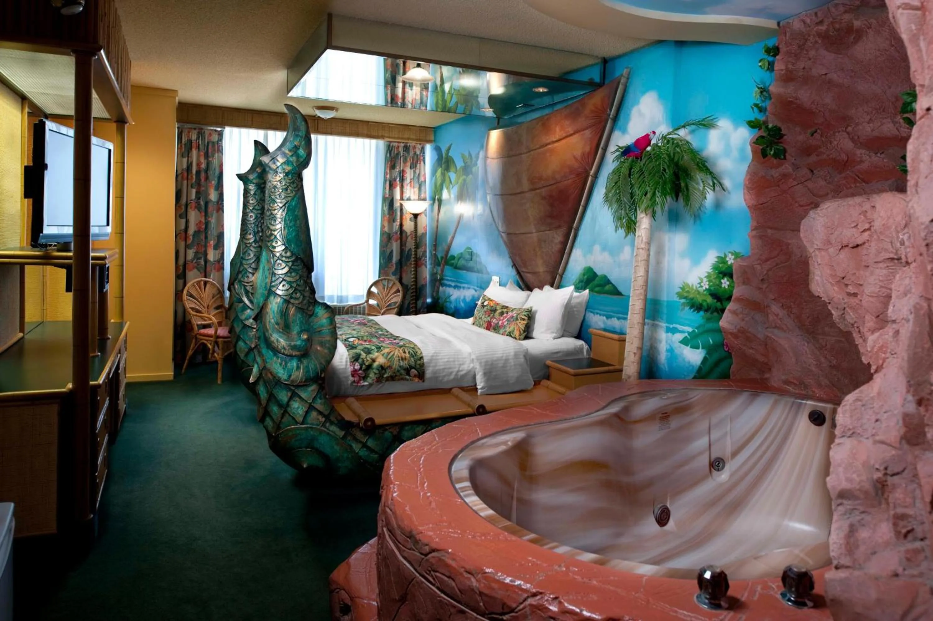 Hot Tub, Bed in Fantasyland Hotel
