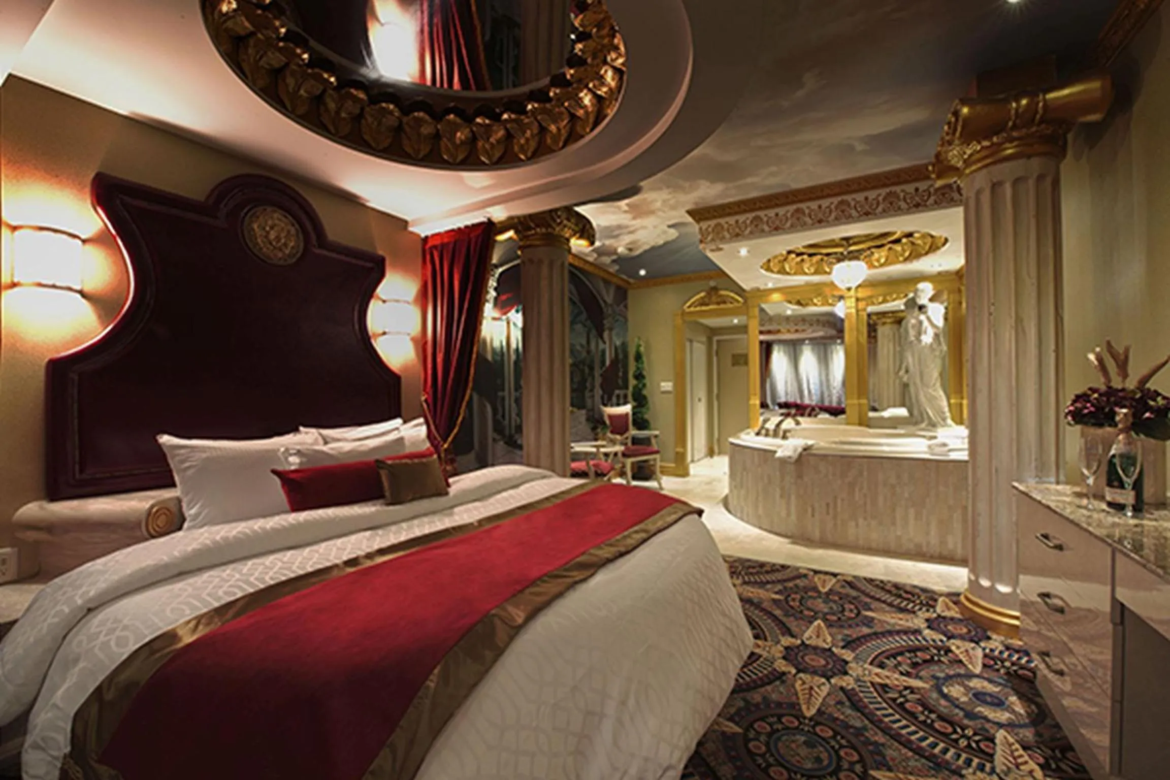 Hot Tub, Bed in Fantasyland Hotel