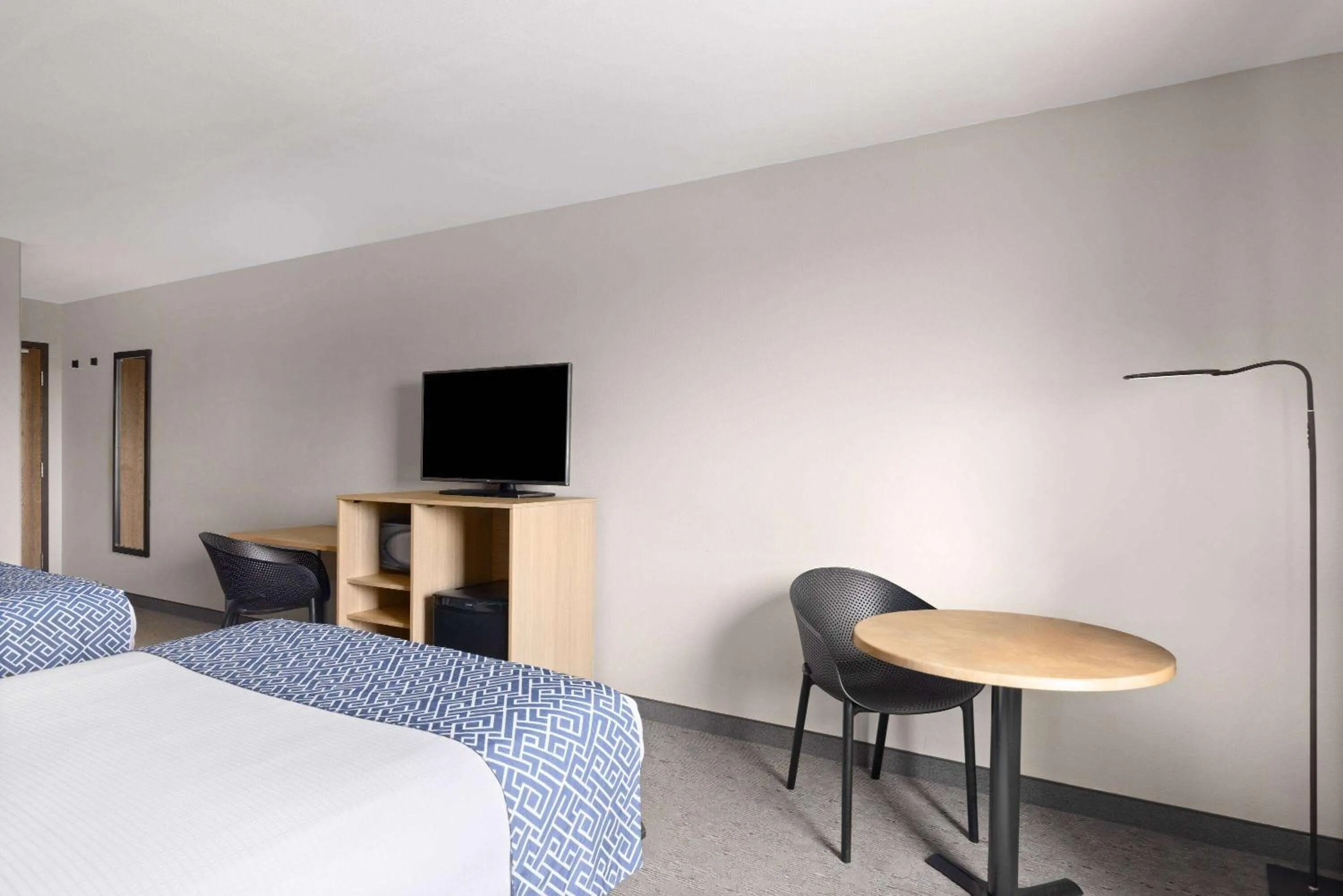 Photo of the whole room, Bed in Super 8 by Wyndham St-Jerome