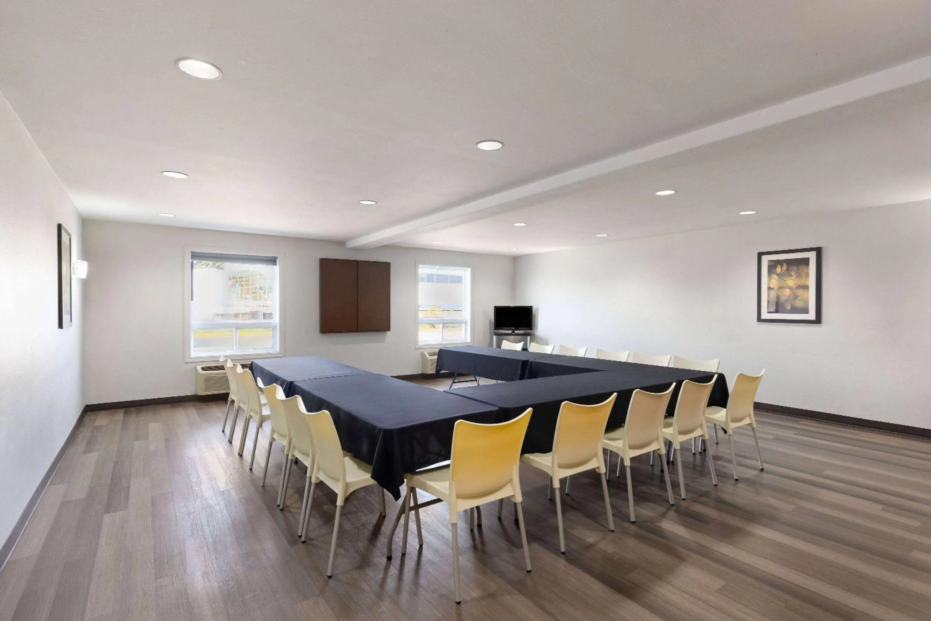 Meeting/conference room in Super 8 by Wyndham St-Jerome