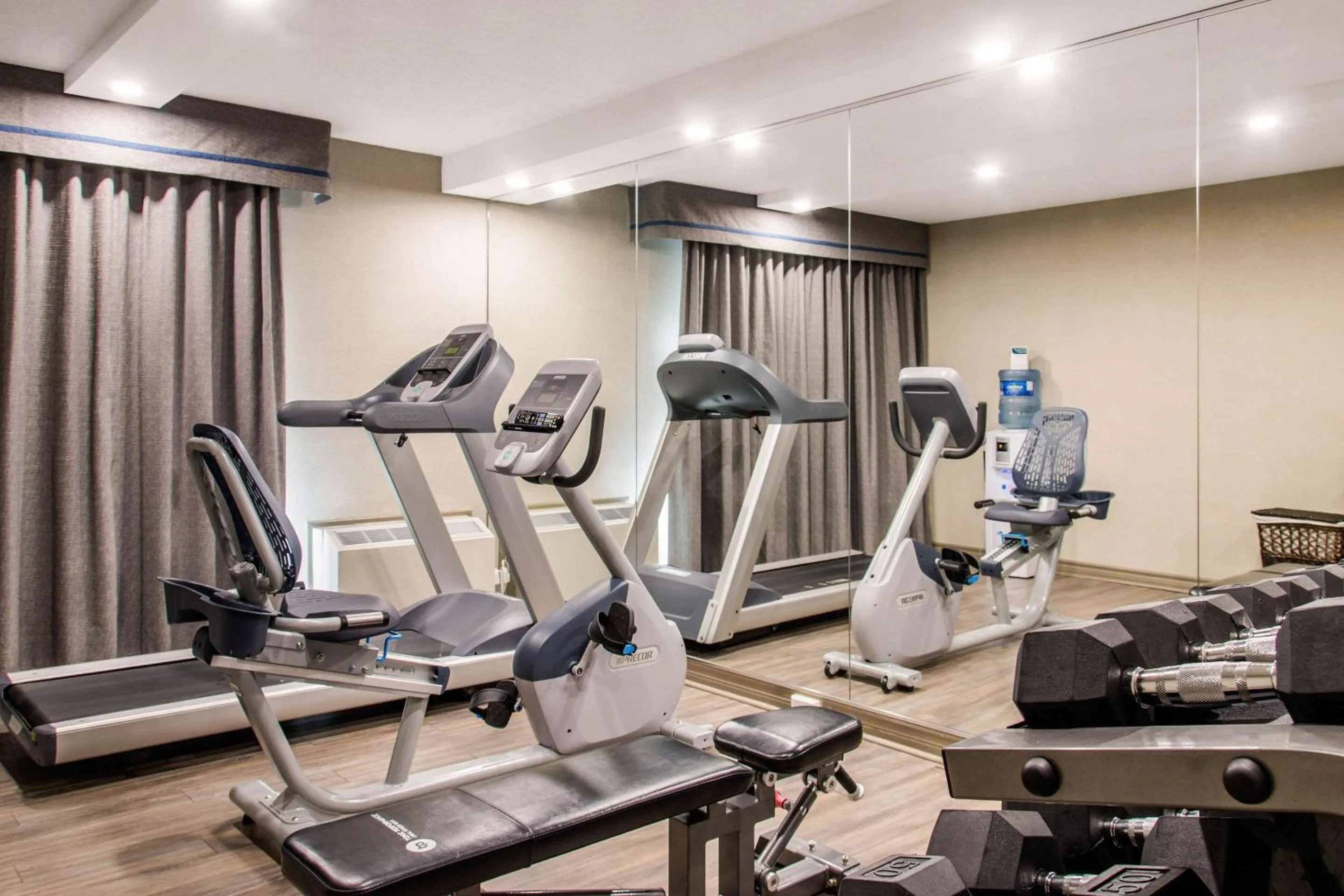 Fitness centre/facilities in Comfort Inn Montreal Aeroport