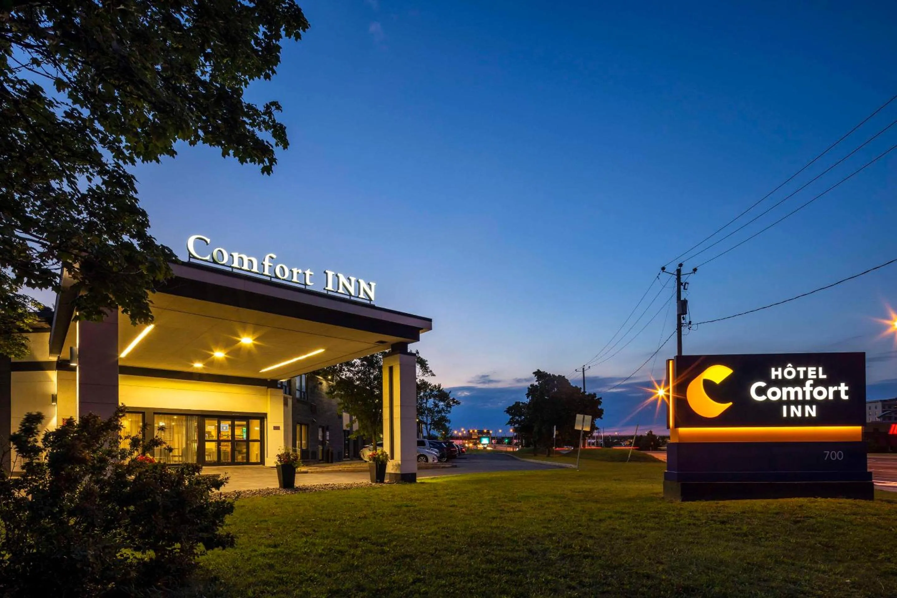 Property building in Comfort Inn Montreal Aeroport