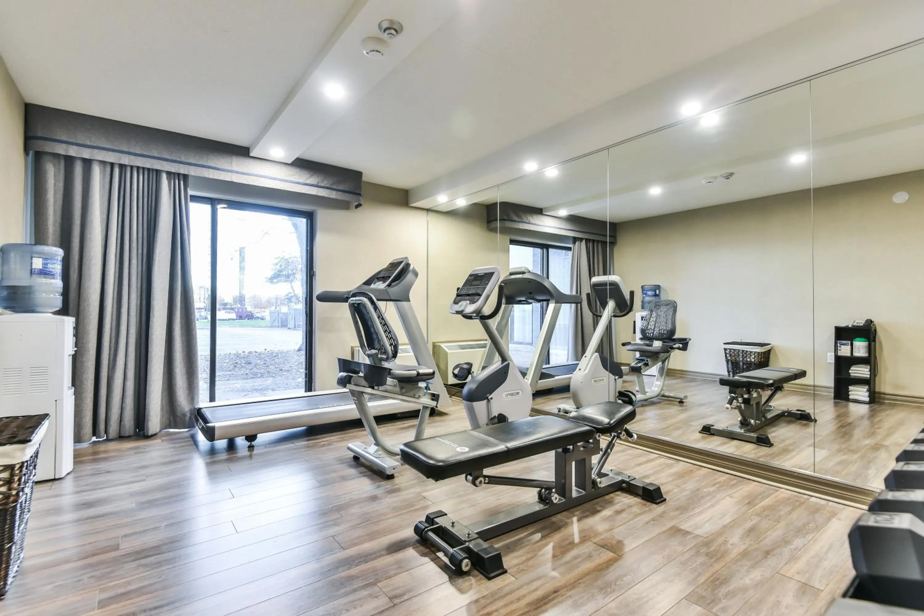 Property building in Comfort Inn Montreal Aeroport