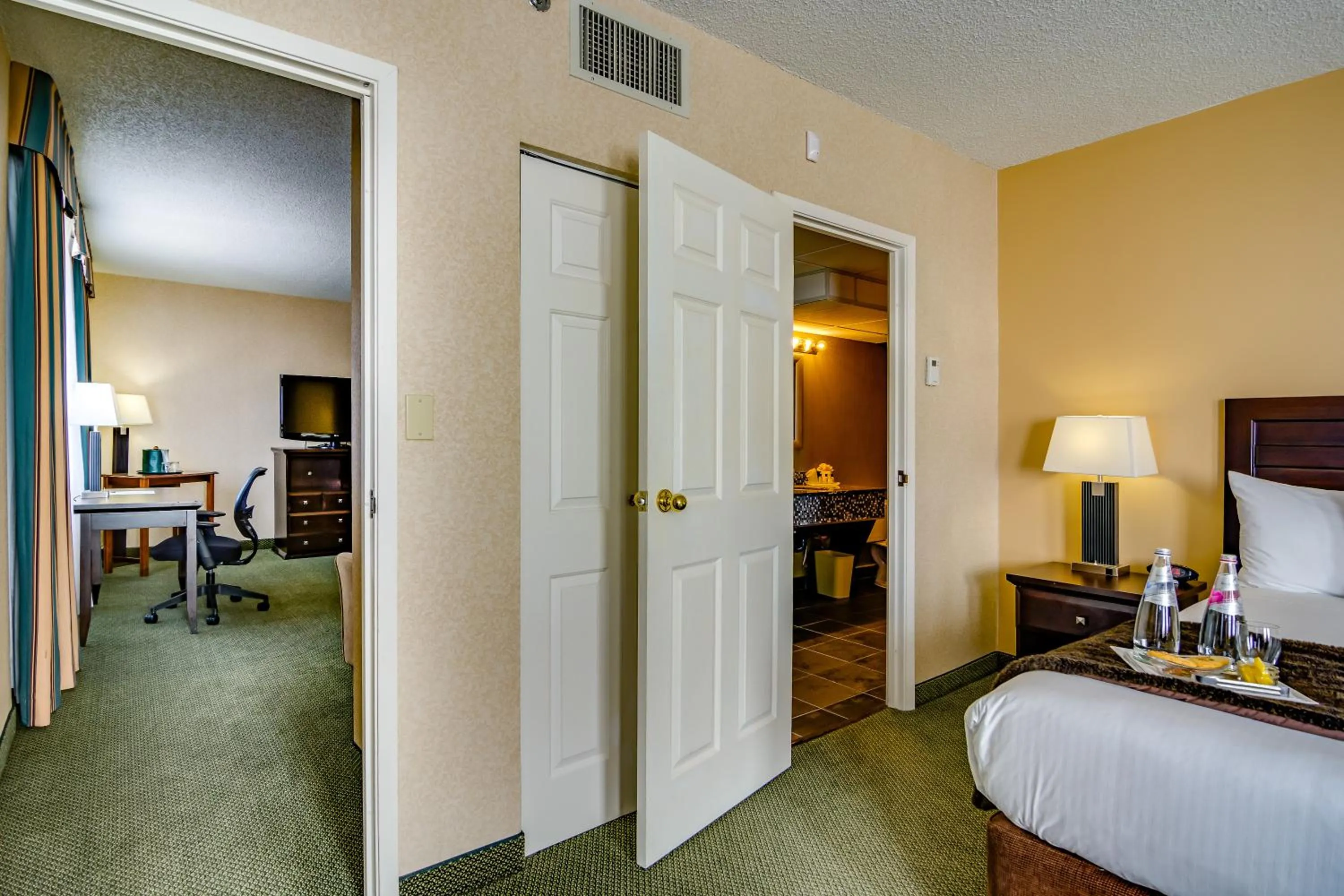 Photo of the whole room, Bed in Sawridge Inn and Conference Centre Edmonton South