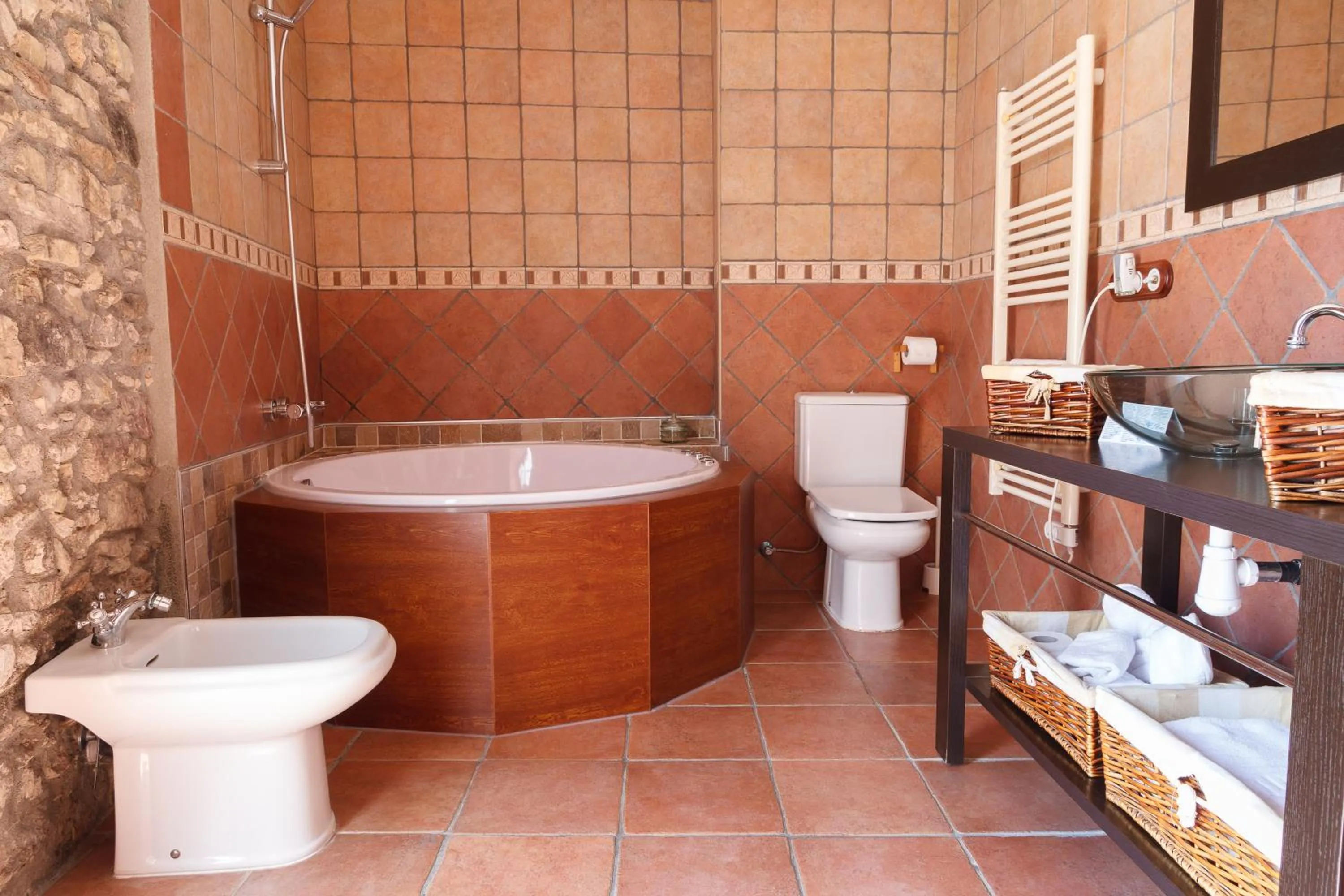 Hot Tub in El Molí de Pontons suites con jacuzzi spa