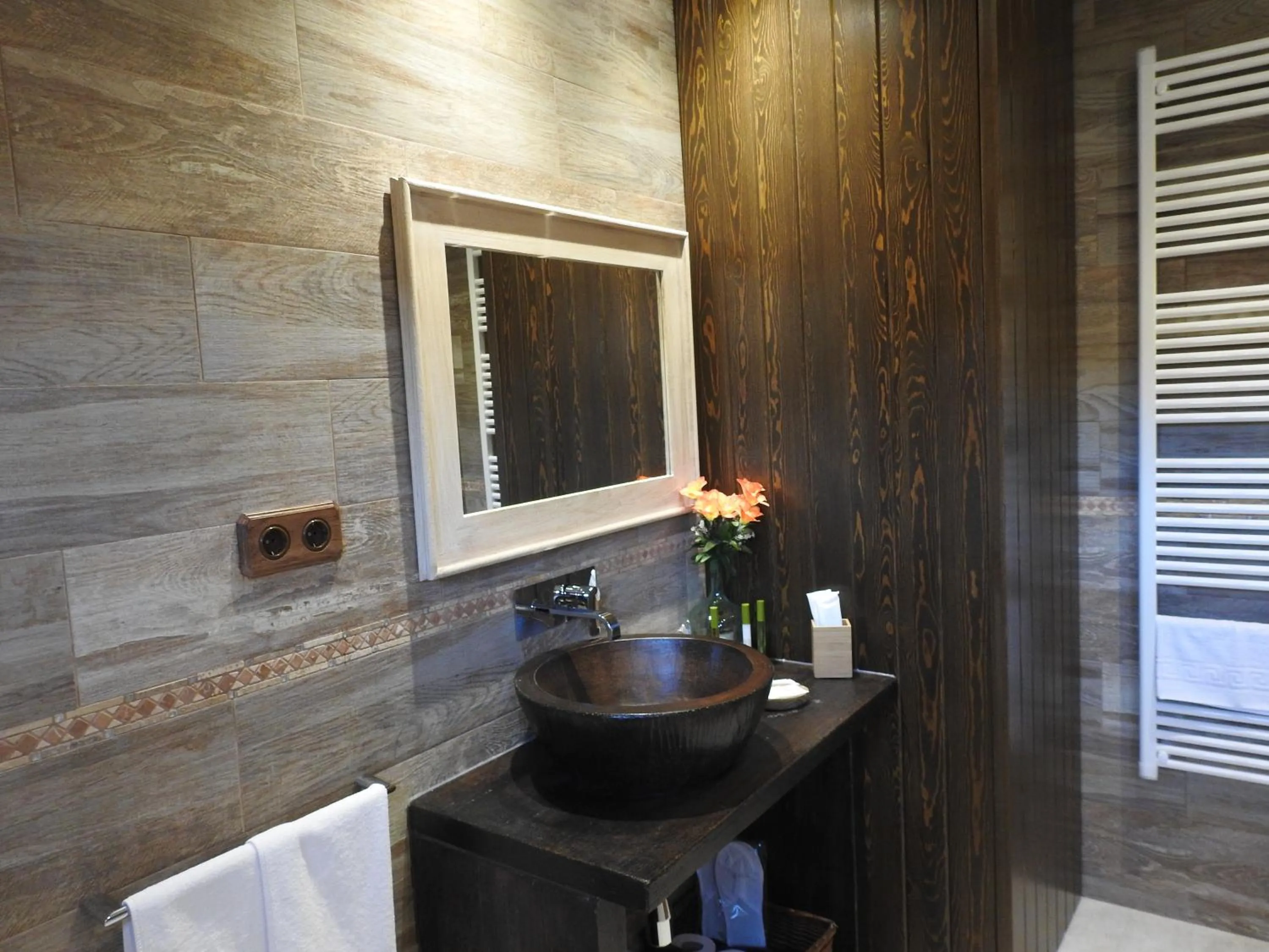 Hot Tub in El Molí de Pontons suites con jacuzzi spa