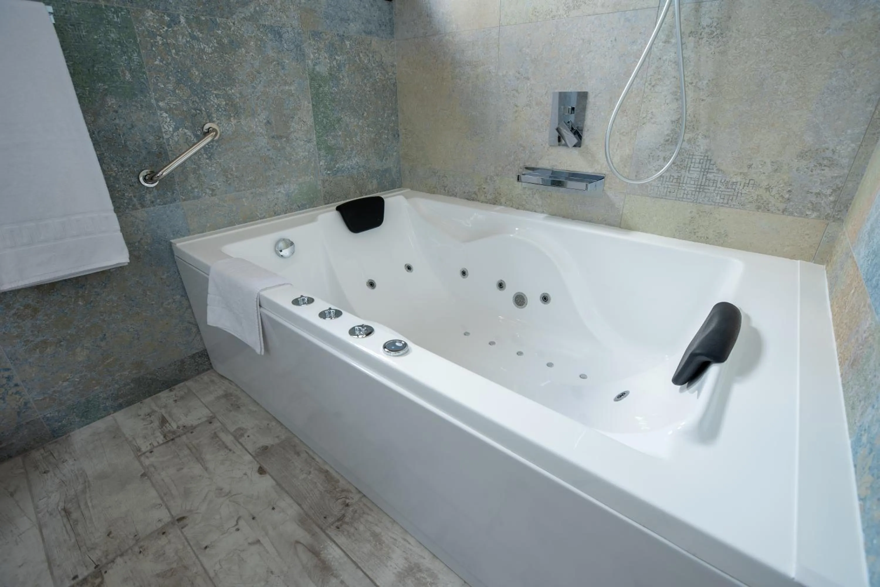 Toilet in El Molí de Pontons suites con jacuzzi spa