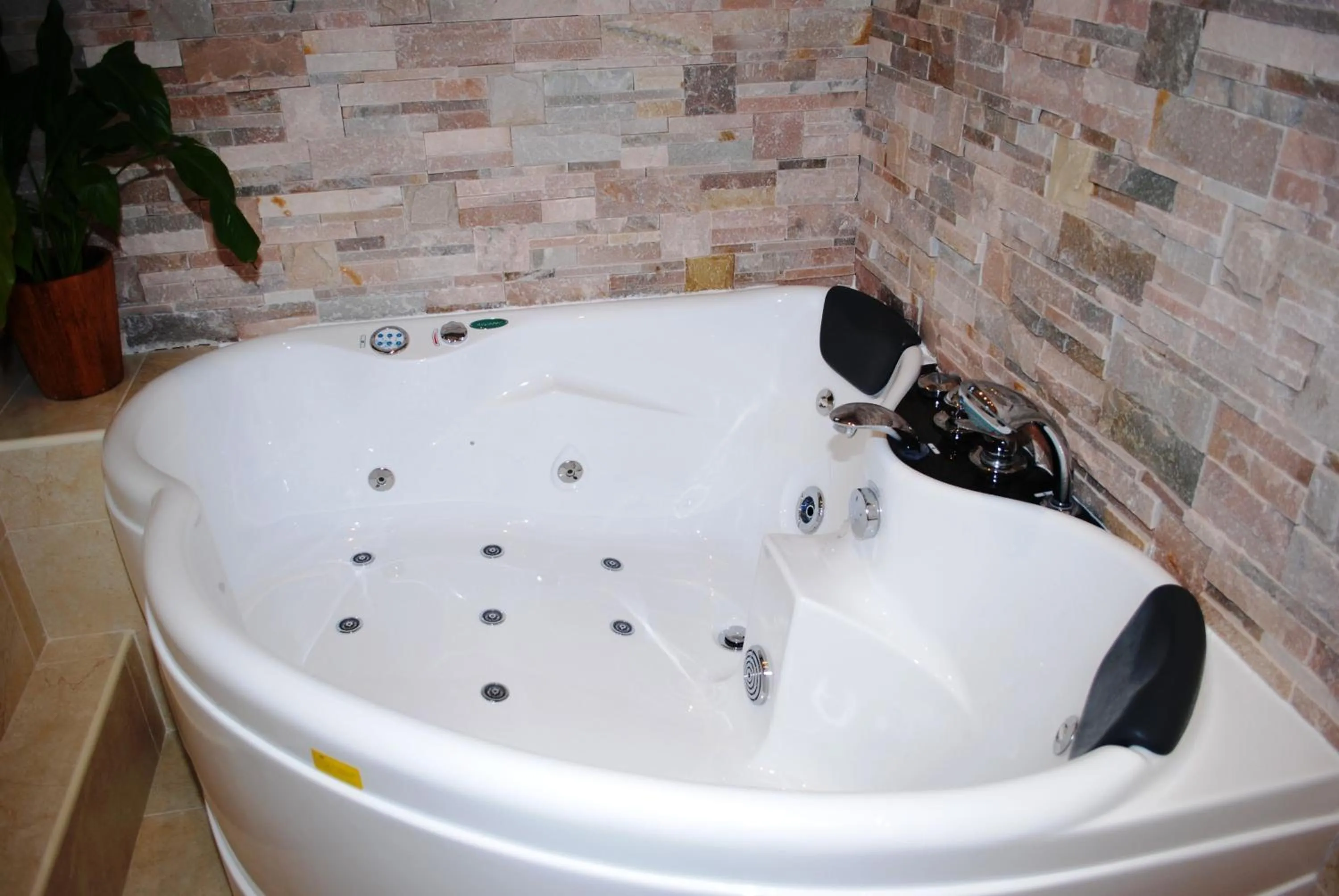 Hot Spring Bath in El Molí de Pontons suites con jacuzzi spa