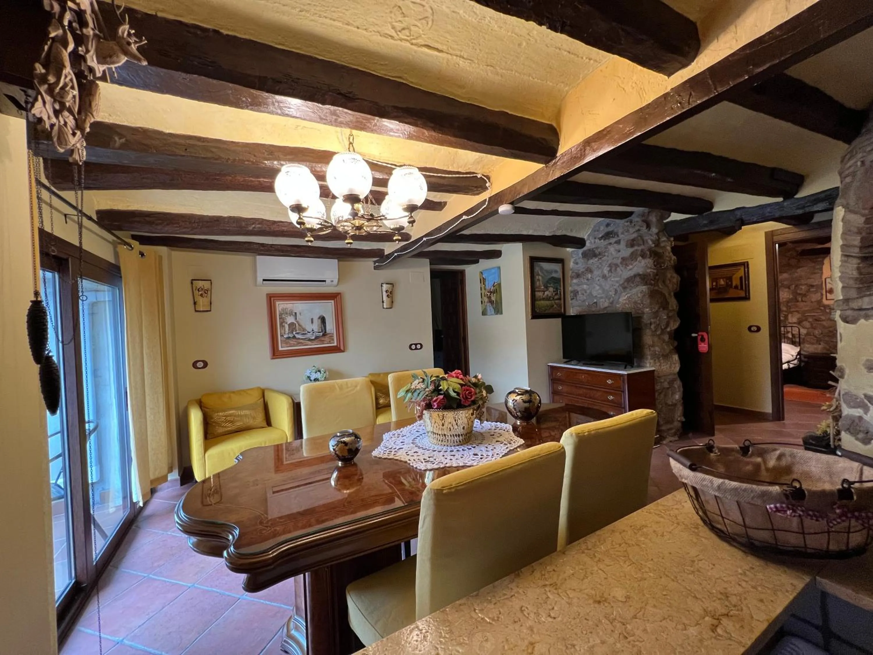 Living room in El Molí de Pontons suites con jacuzzi spa