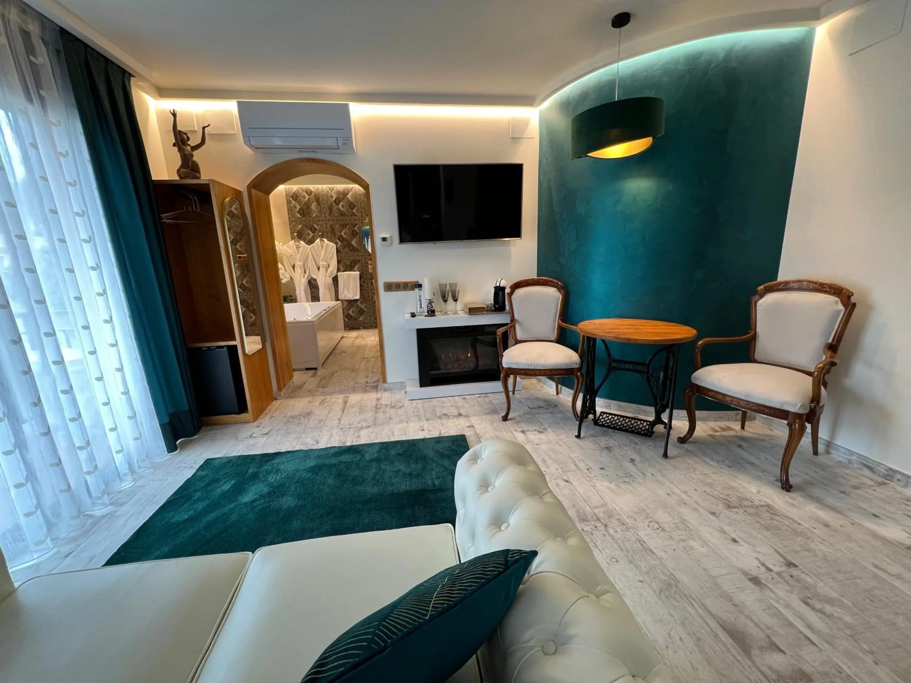 TV and multimedia, Bed in El Molí de Pontons suites con jacuzzi spa