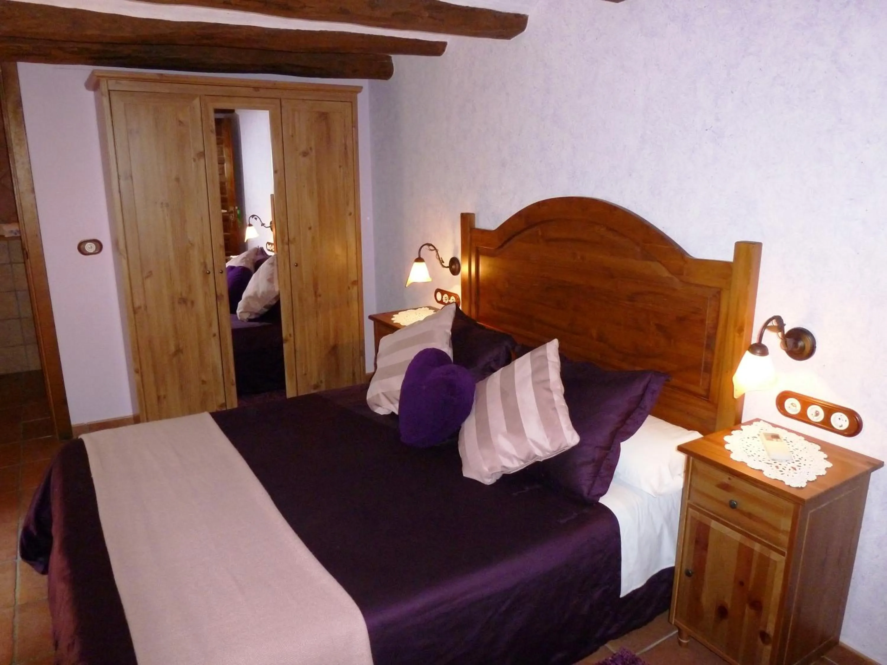 Bed in El Molí de Pontons suites con jacuzzi spa