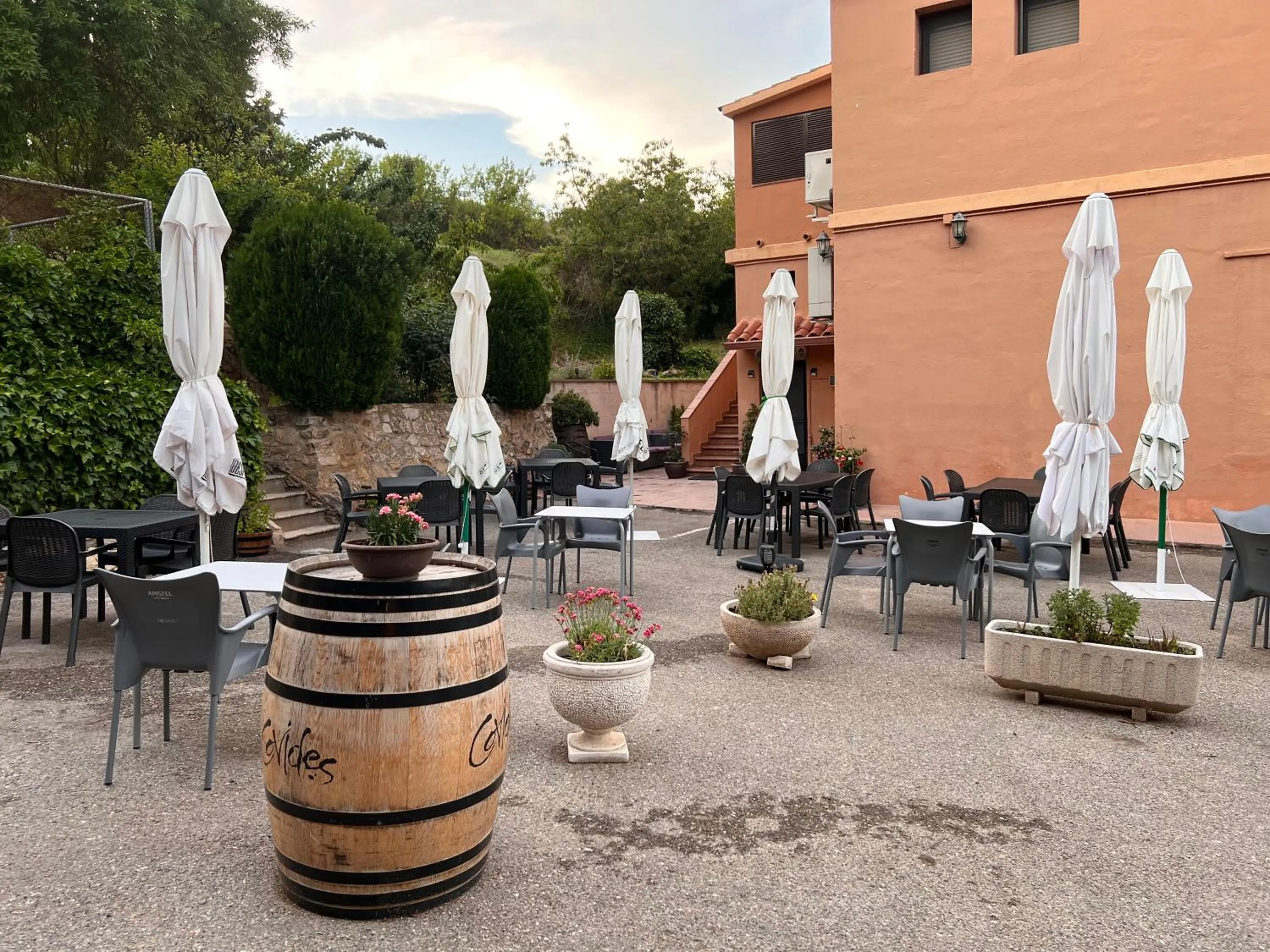 Restaurant/places to eat in El Molí de Pontons suites con jacuzzi spa