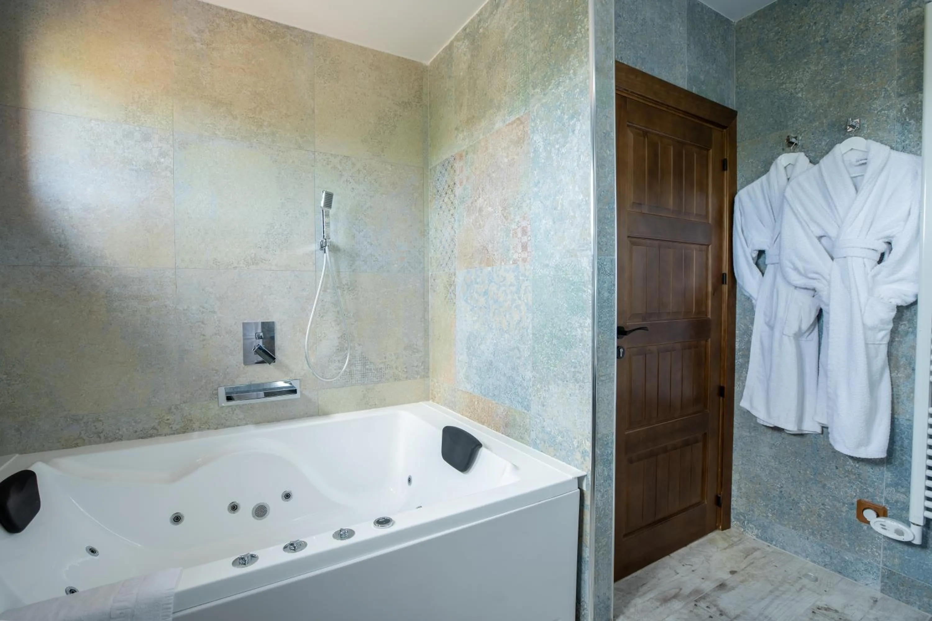 Hot Tub in El Molí de Pontons suites con jacuzzi spa