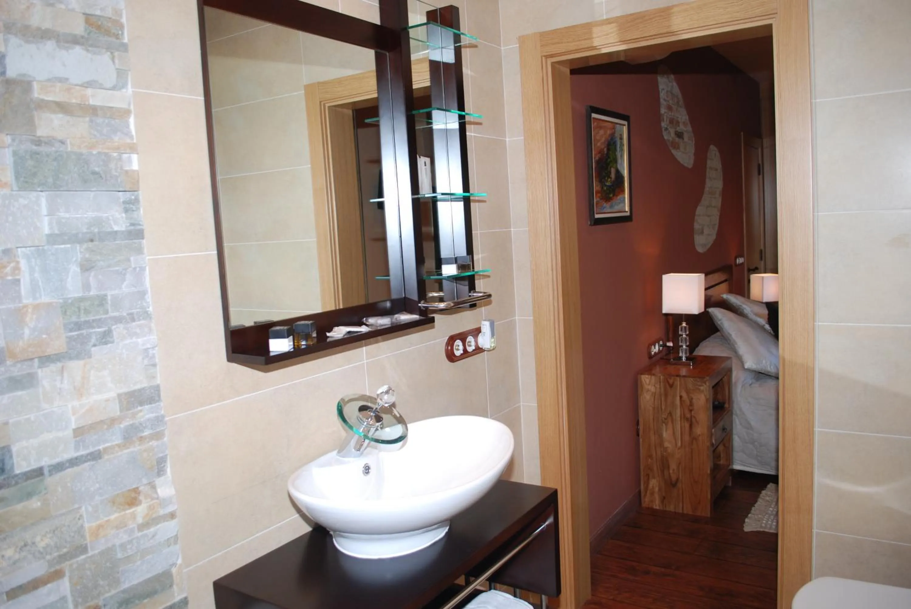 Bathroom in El Molí de Pontons suites con jacuzzi spa