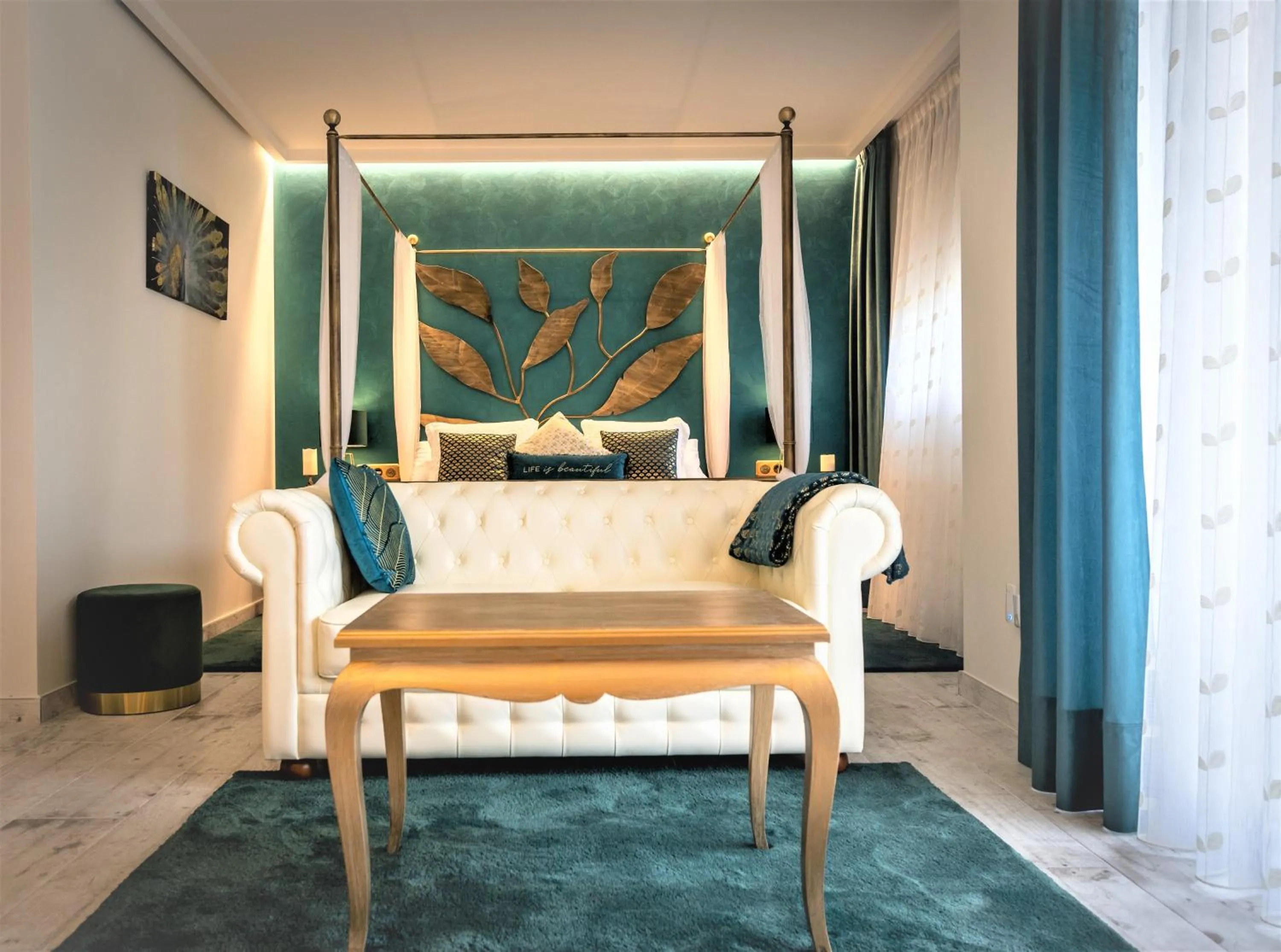 Photo of the whole room in El Molí de Pontons suites con jacuzzi spa