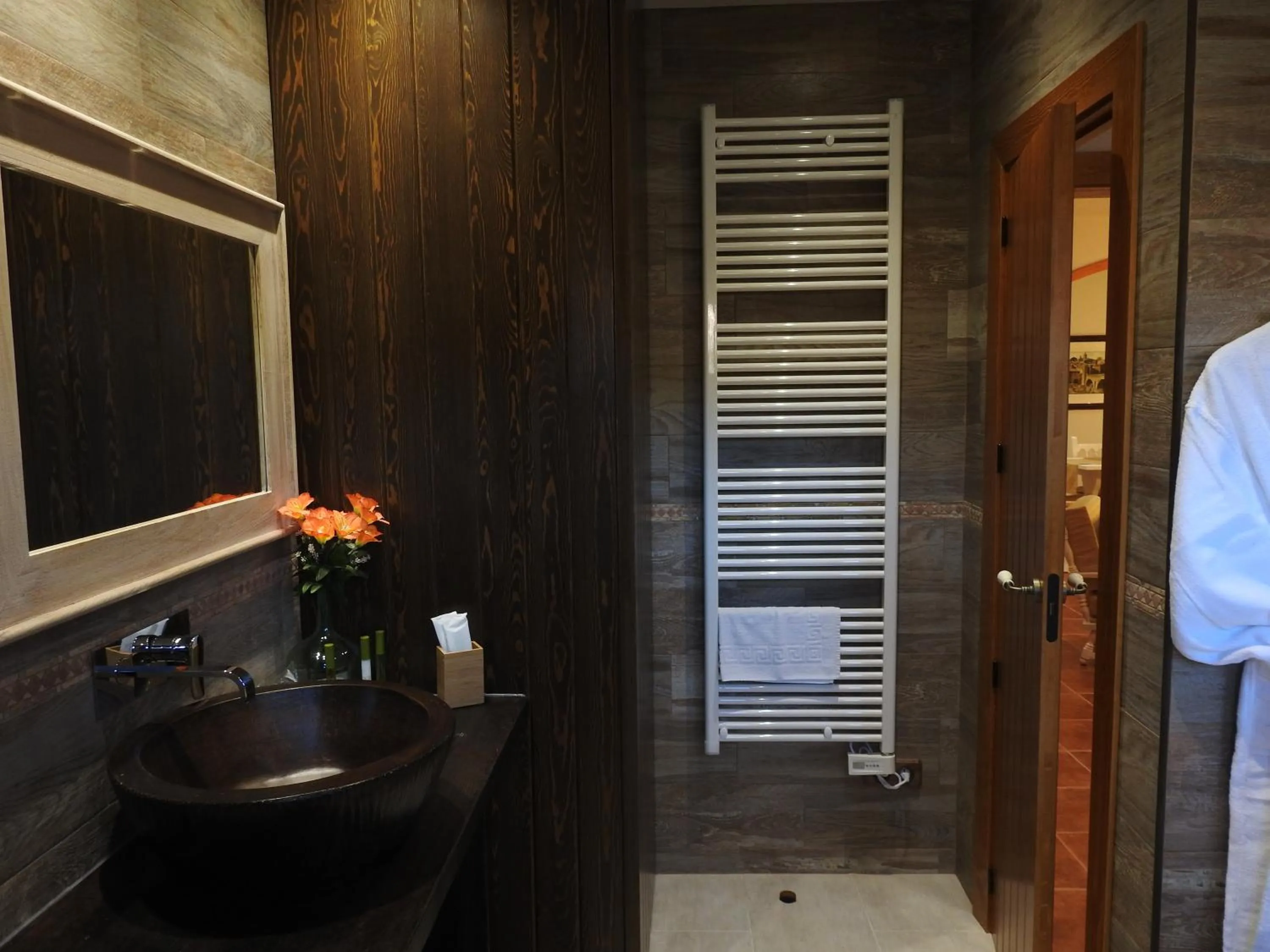 Bathroom in El Molí de Pontons suites con jacuzzi spa