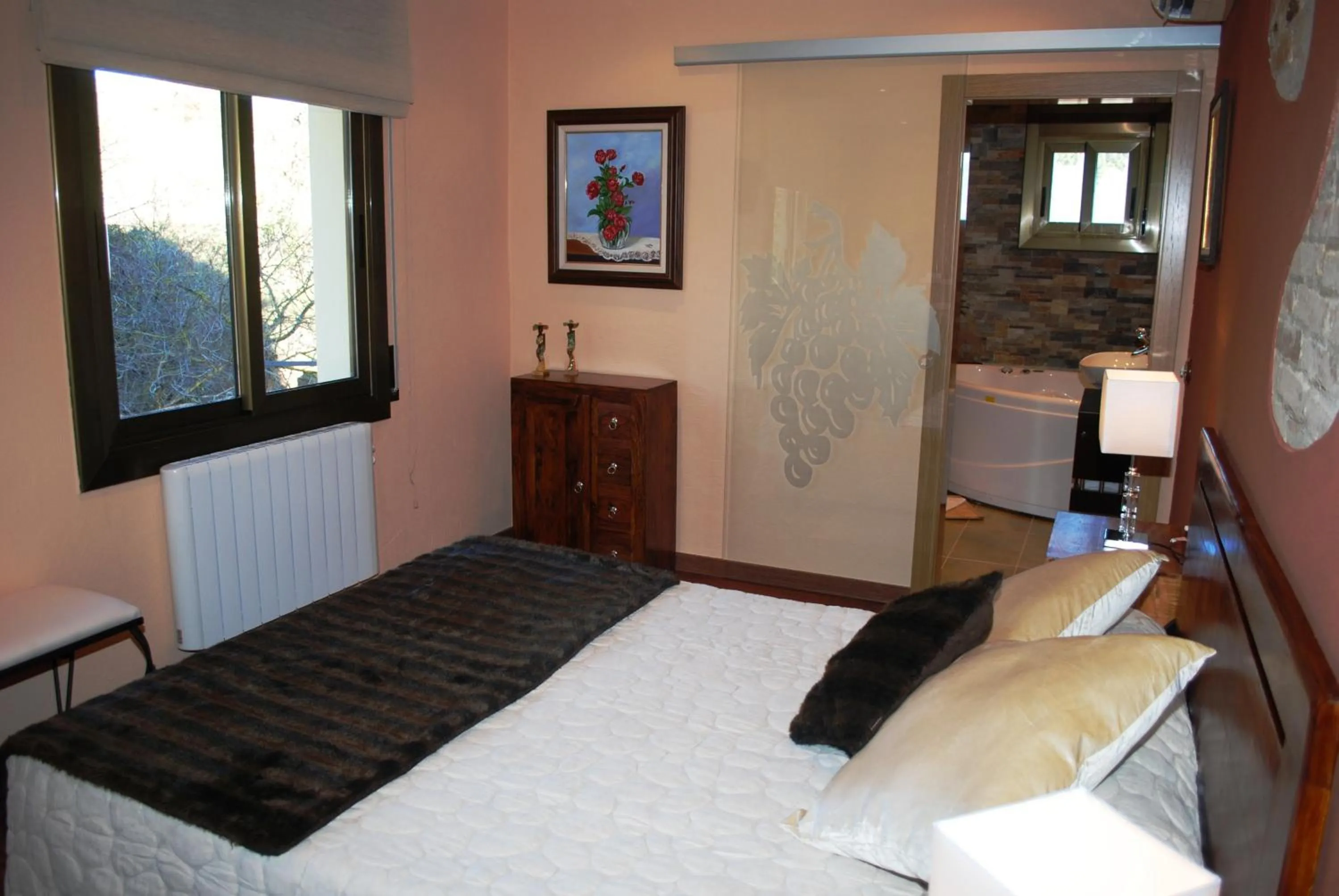 Bed in El Molí de Pontons suites con jacuzzi spa