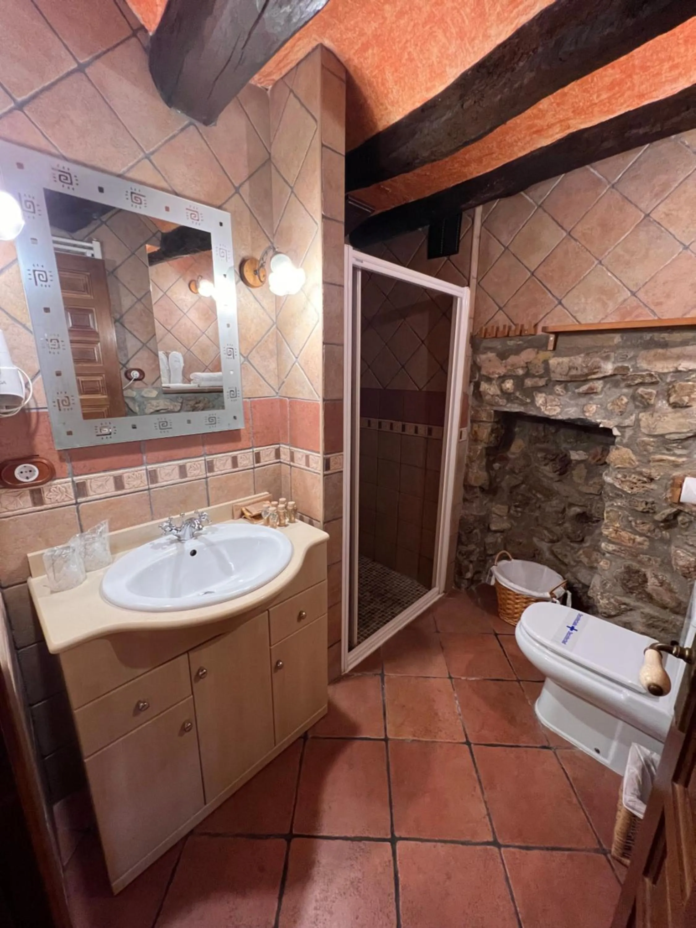 Bathroom in El Molí de Pontons suites con jacuzzi spa