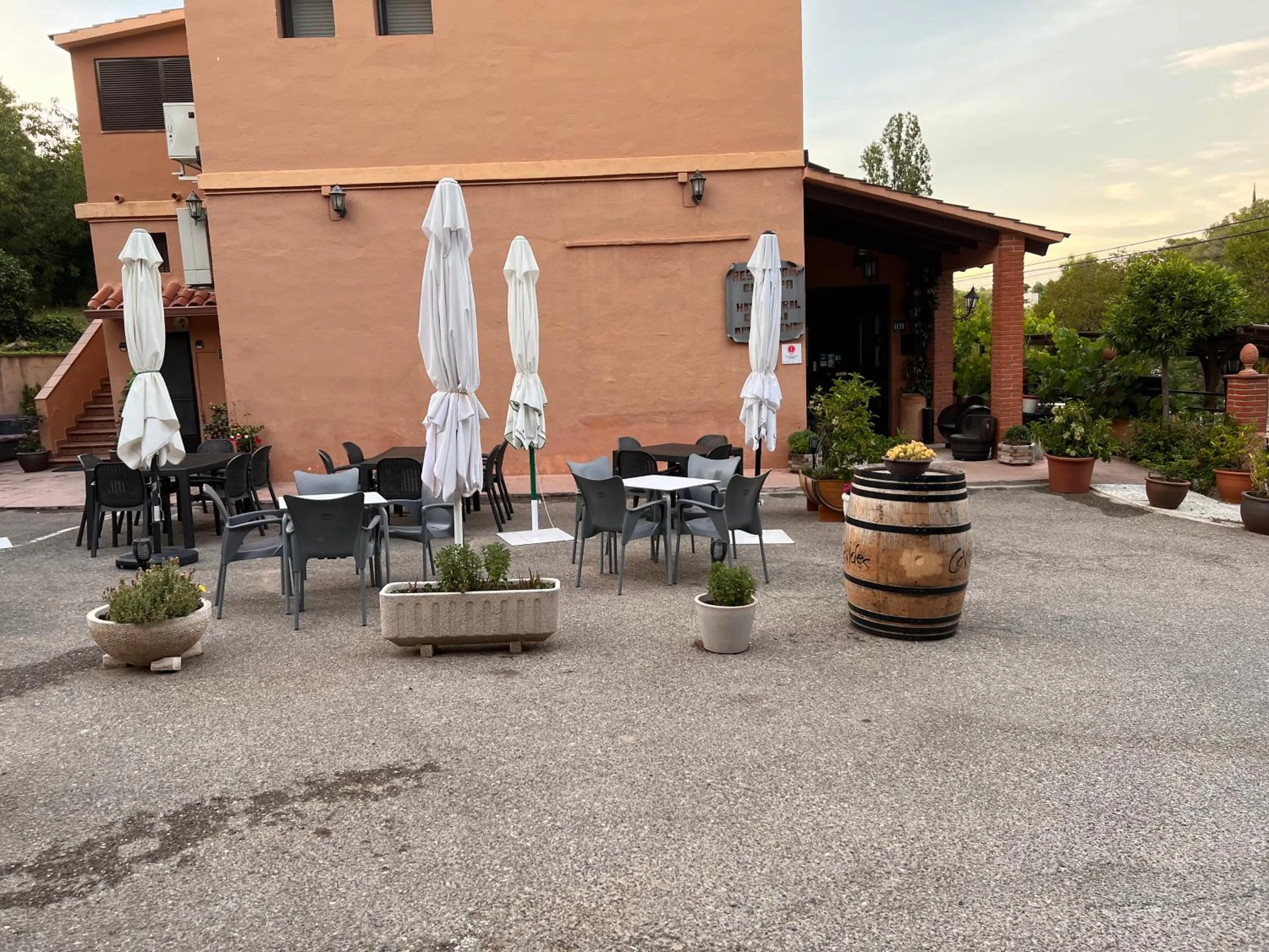 Property building in El Molí de Pontons suites con jacuzzi spa