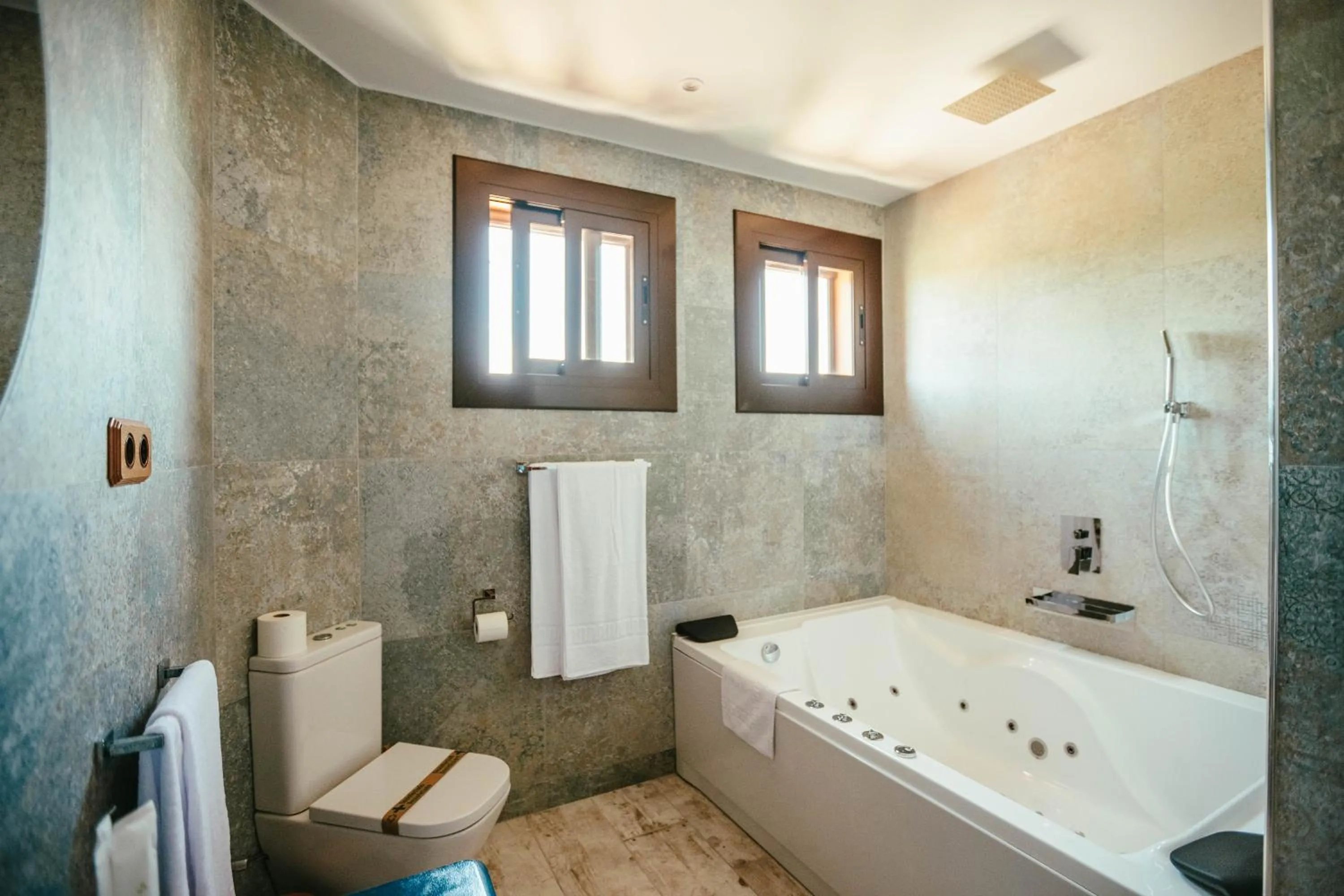Shower in El Molí de Pontons suites con jacuzzi spa