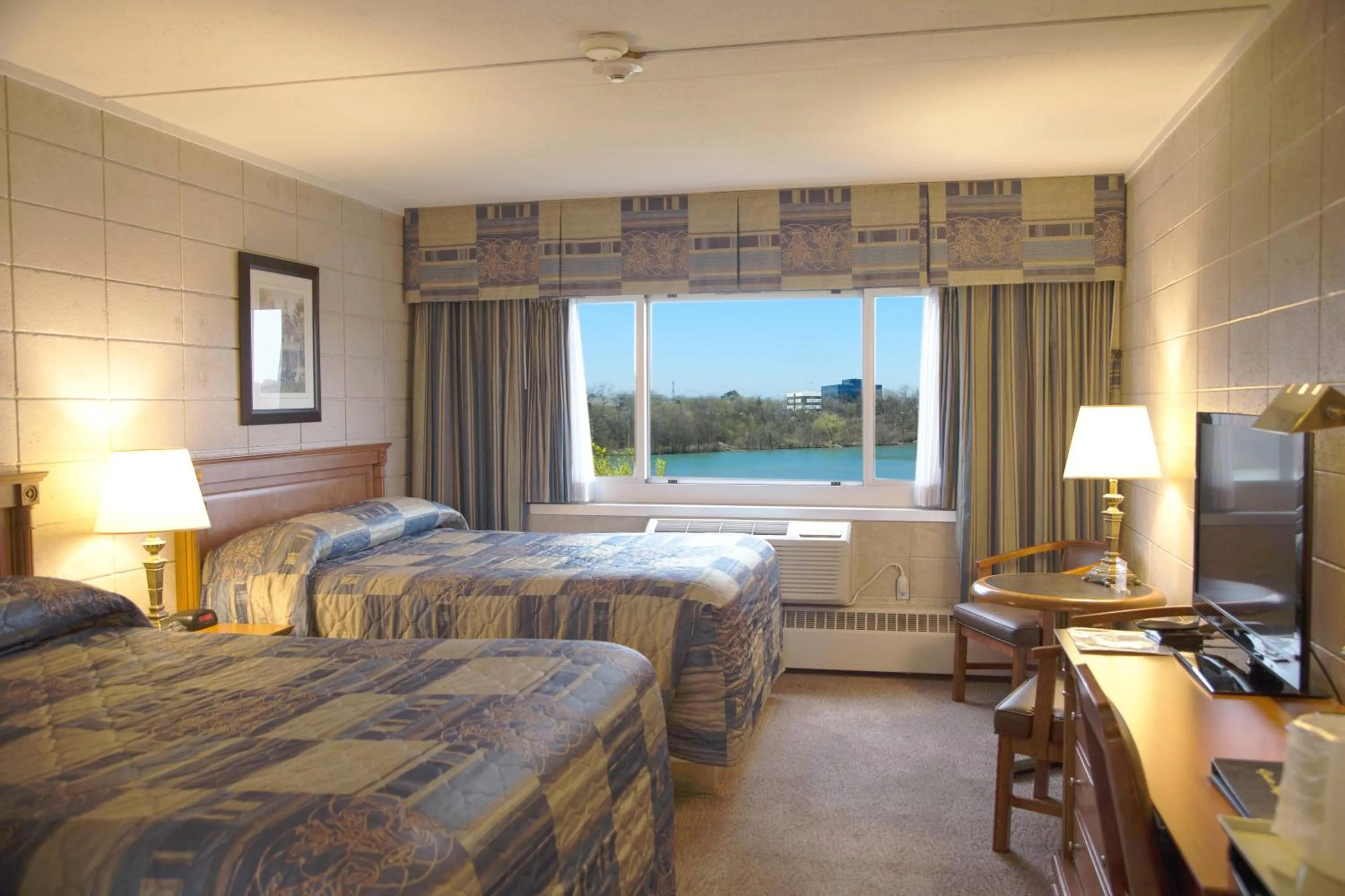 Bedroom, Bed in Capri Inn