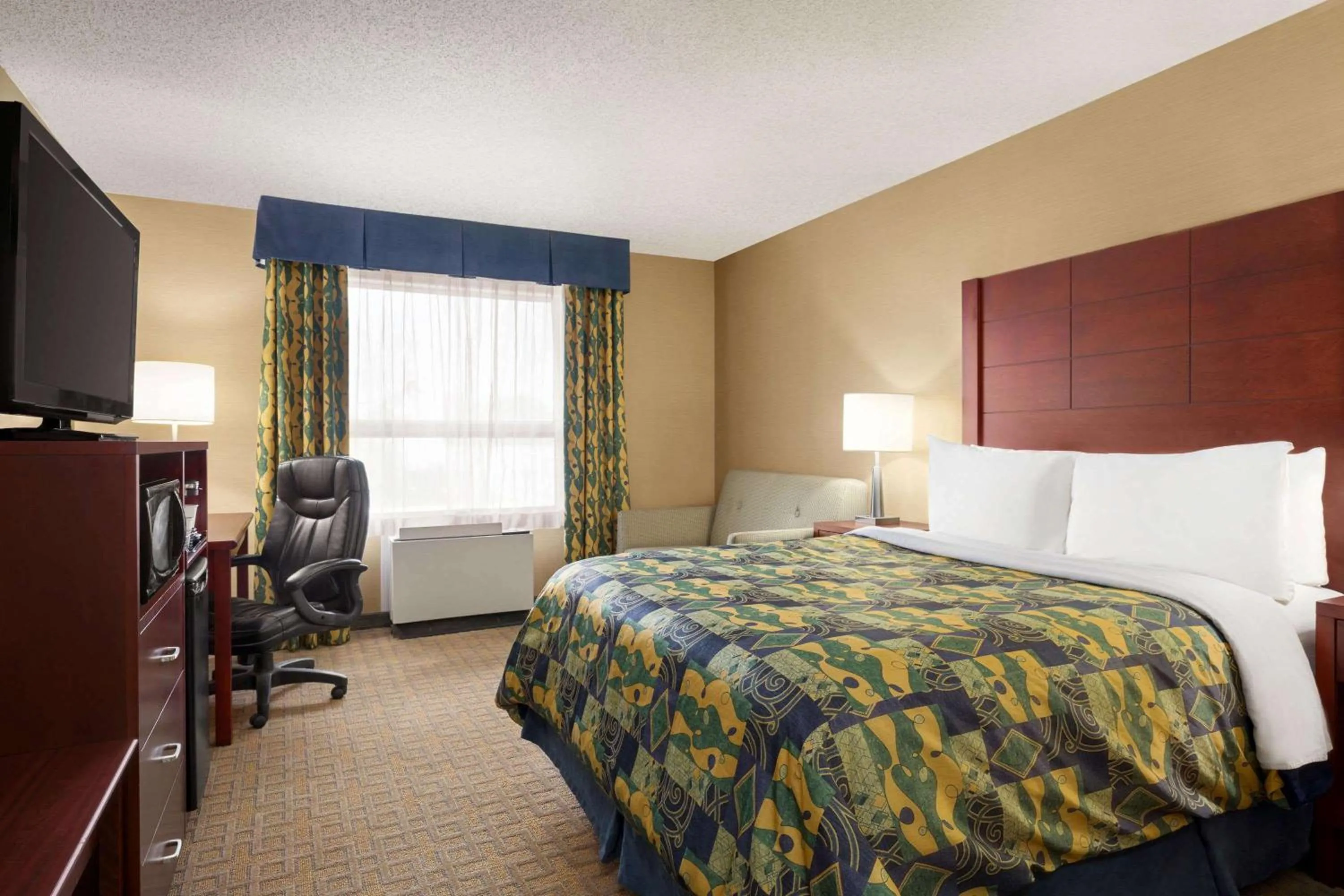 Bedroom in Travelodge by Wyndham Oshawa Whitby