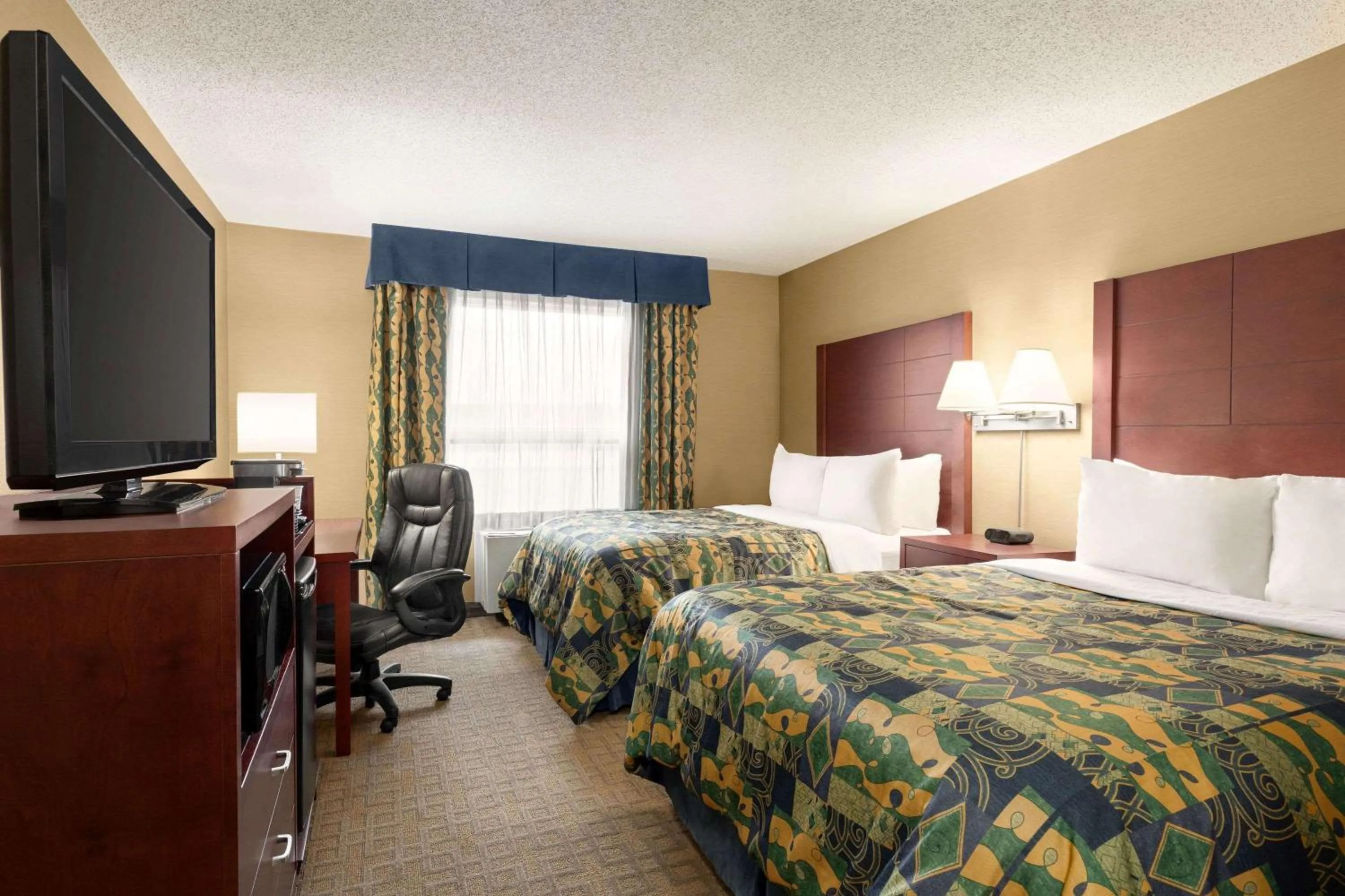 Bedroom in Travelodge by Wyndham Oshawa Whitby
