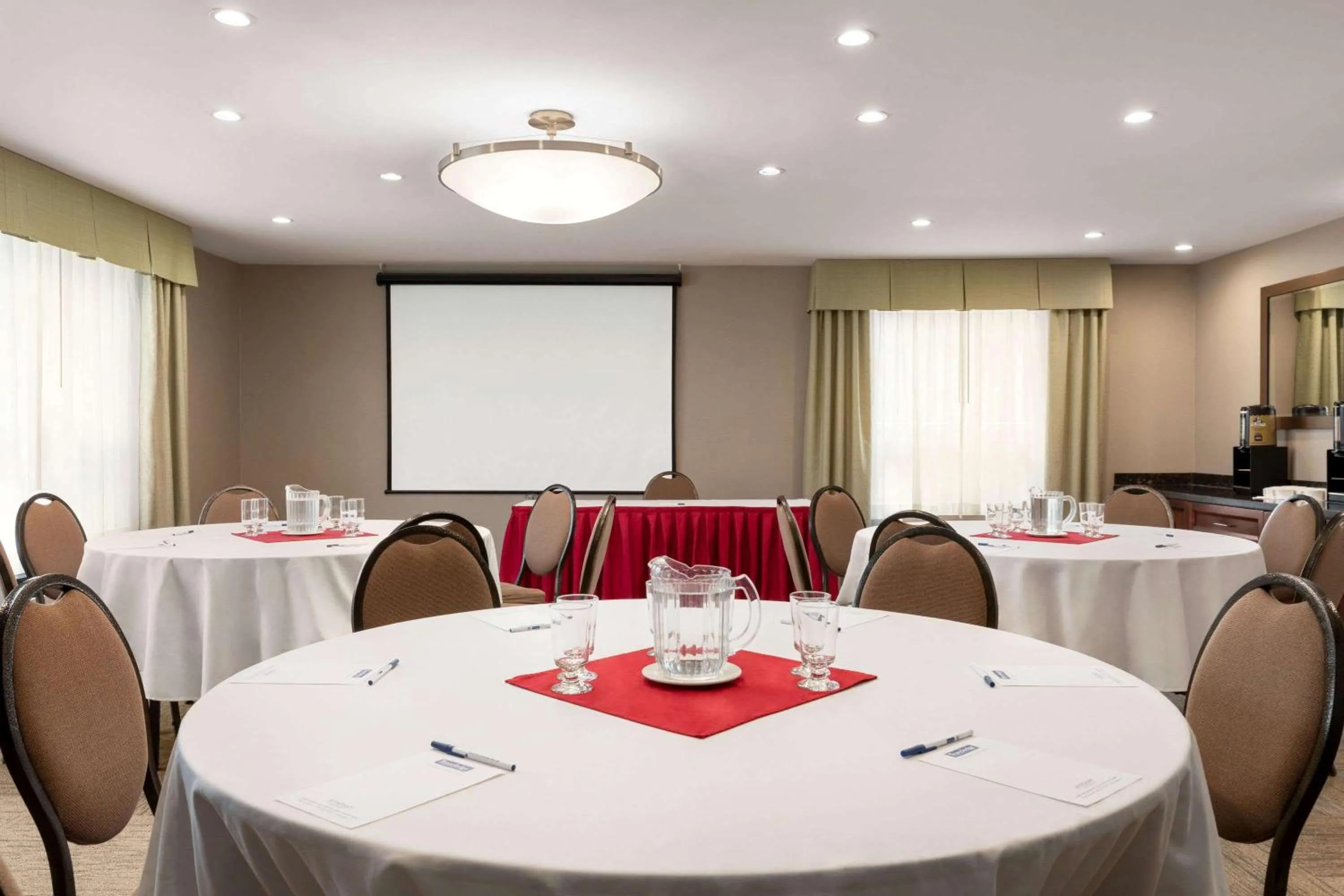 Meeting/conference room in Travelodge by Wyndham Oshawa Whitby
