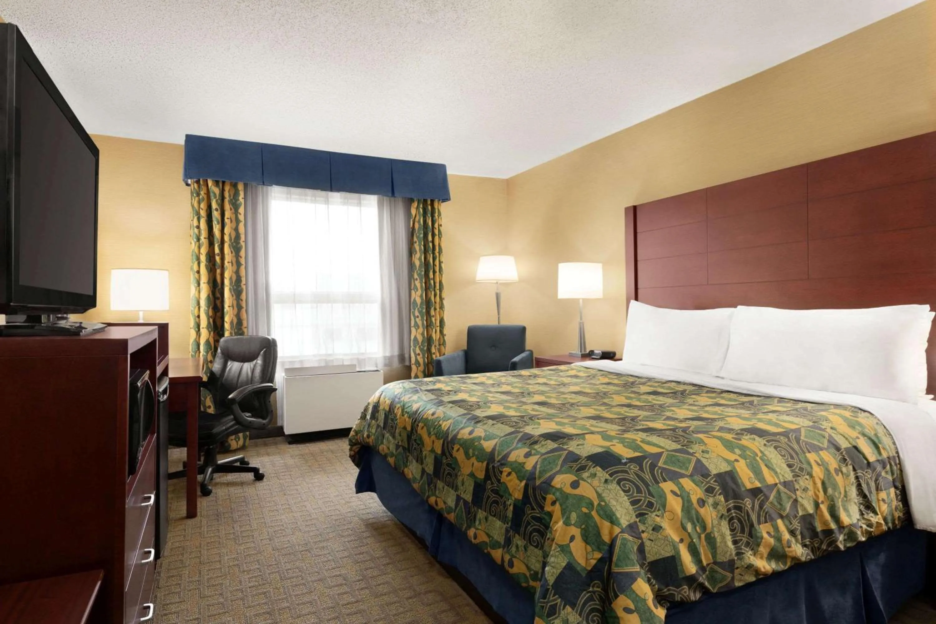 Bedroom in Travelodge by Wyndham Oshawa Whitby