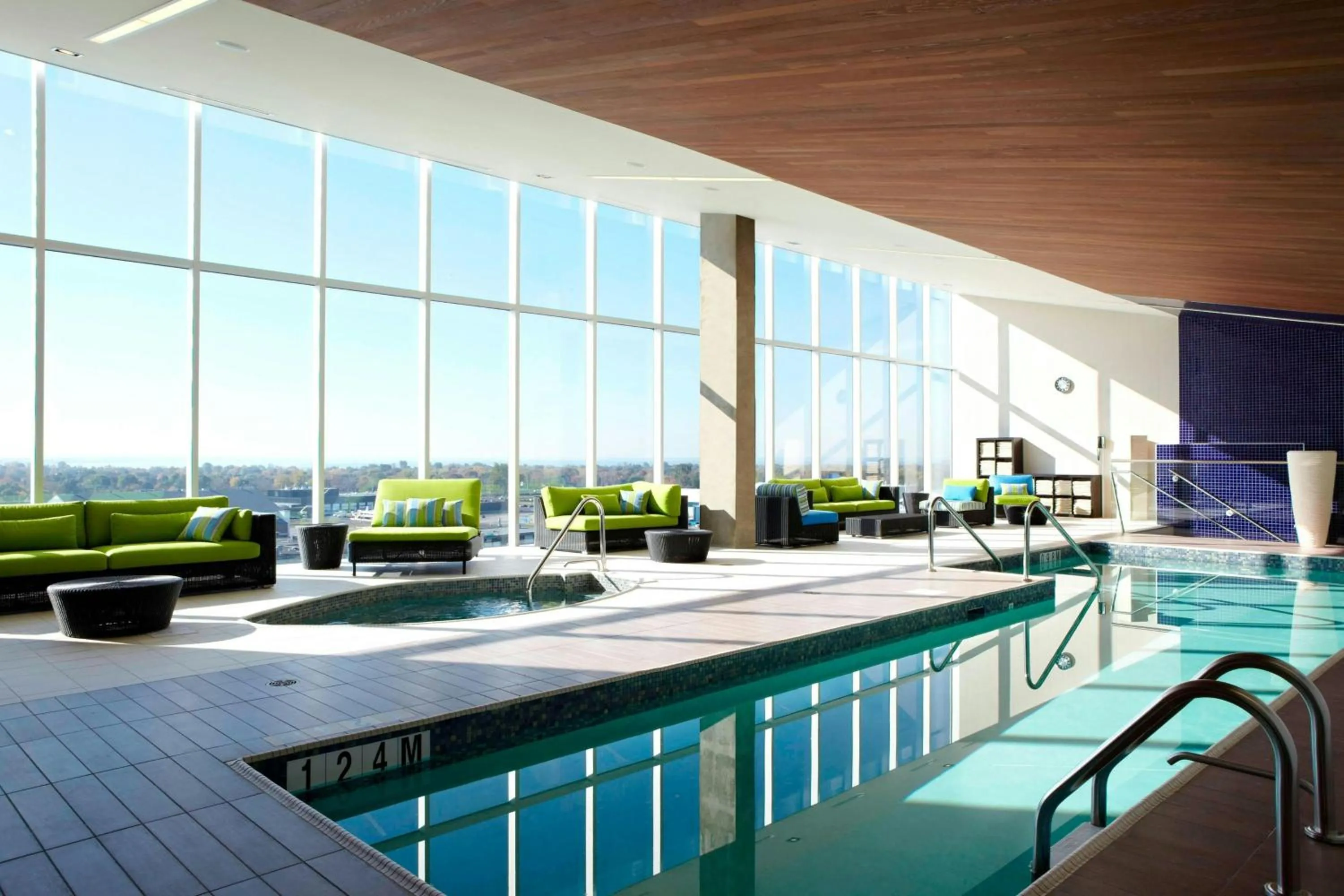 Swimming pool in Marriott Montreal Airport In-Terminal Hotel