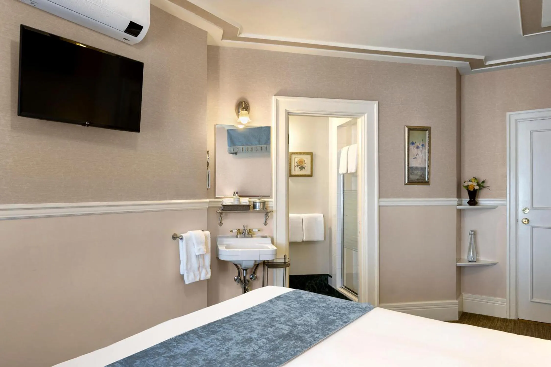 Shower, Bed in Abigail's Hotel