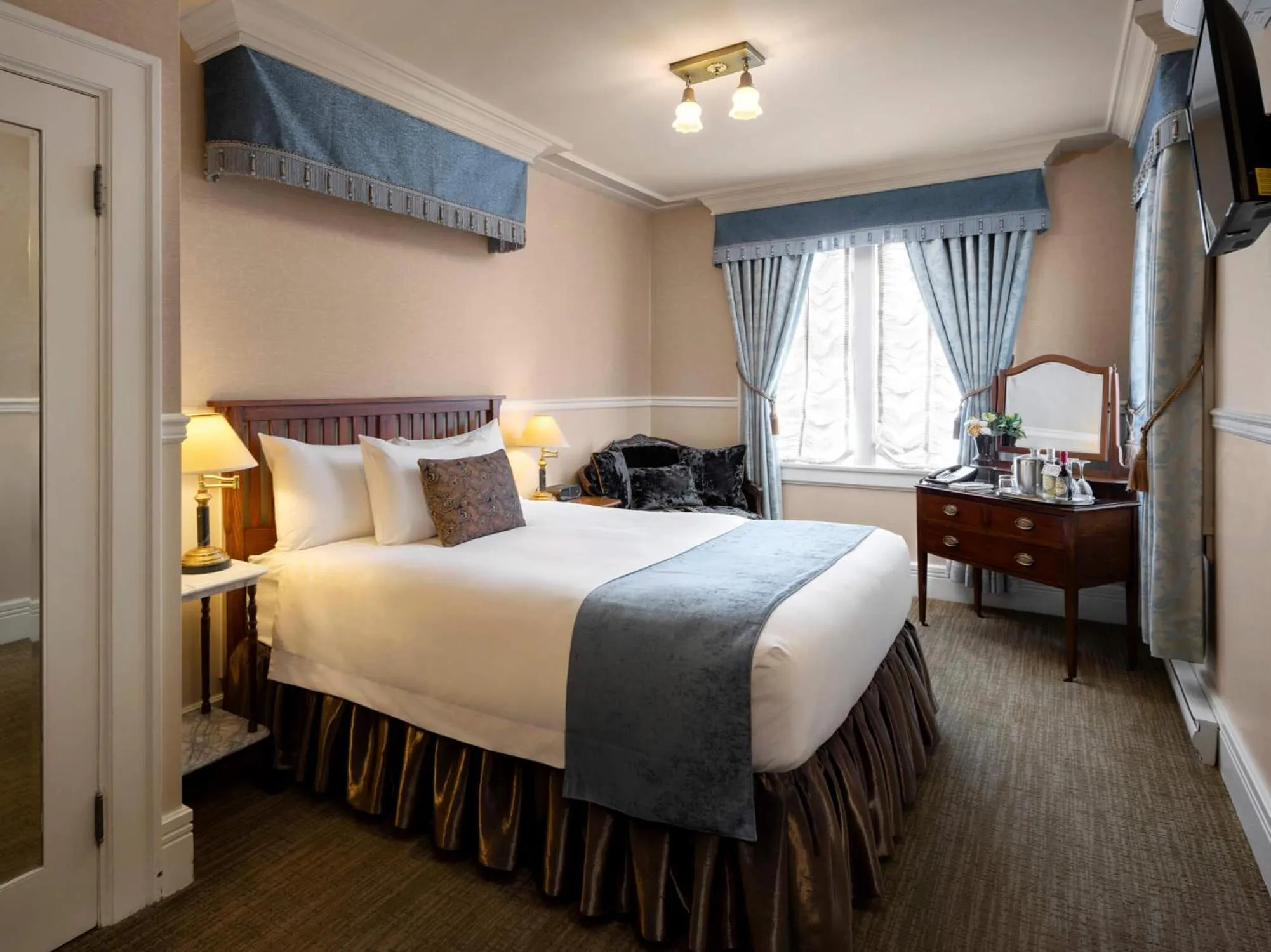 Bedroom, Bed in Abigail's Hotel