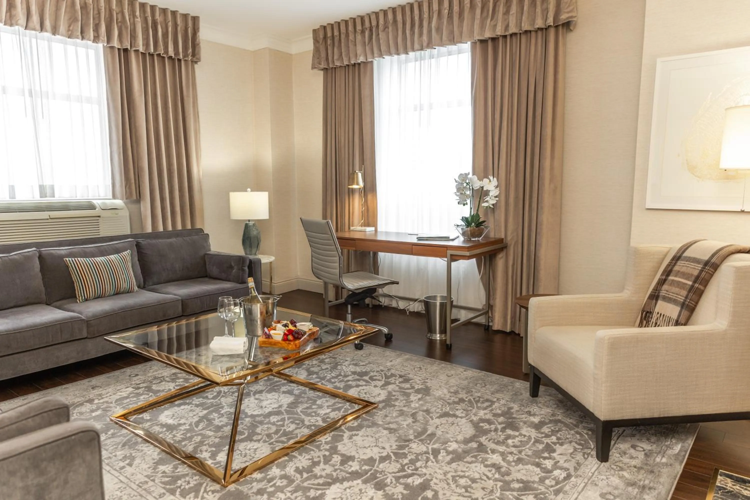 Living room in The Lord Nelson Hotel & Suites