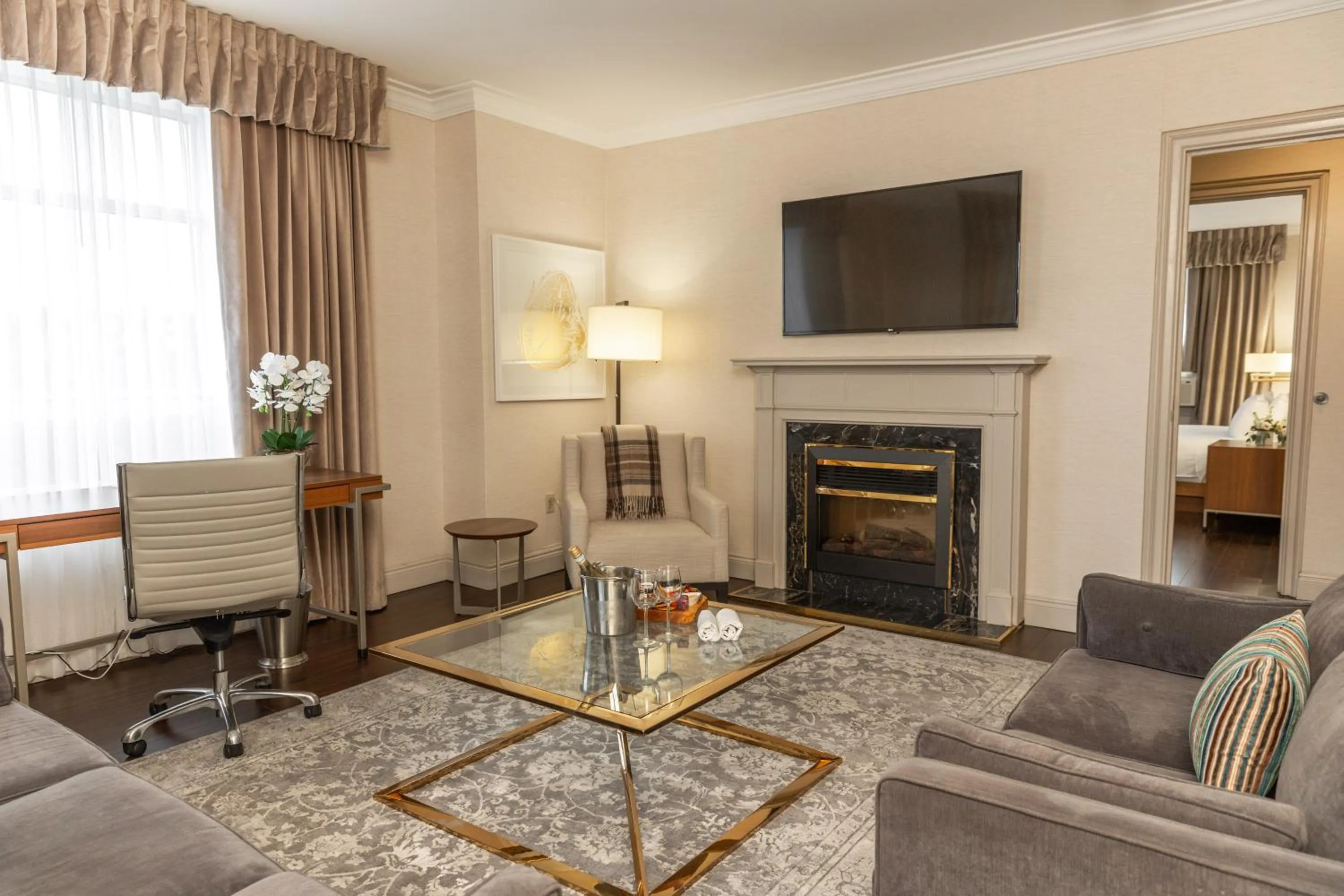 TV and multimedia in The Lord Nelson Hotel & Suites